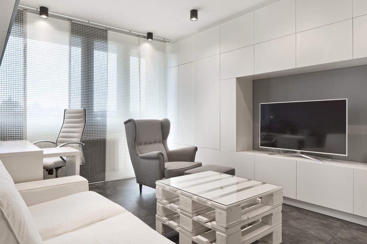 Kompletní rekonstrukce bytu 2+1 o ploše 37m2.
Dispozice zůstala původní; jedním z důvodů byla cena, jelikož všechny příčky jsou panelové a jejich změna…