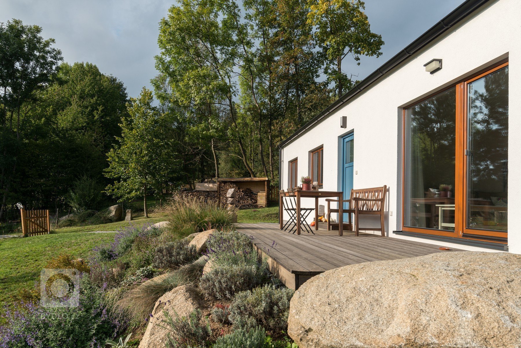 Nejen touha bydlet ve dřevě, ale také fakt, že dřevostavby tolik nezatíží pozemek a stavba netrvá tak dlouho, přitáhlo investora k&nbsp;dřevostavbám. Stavba je…