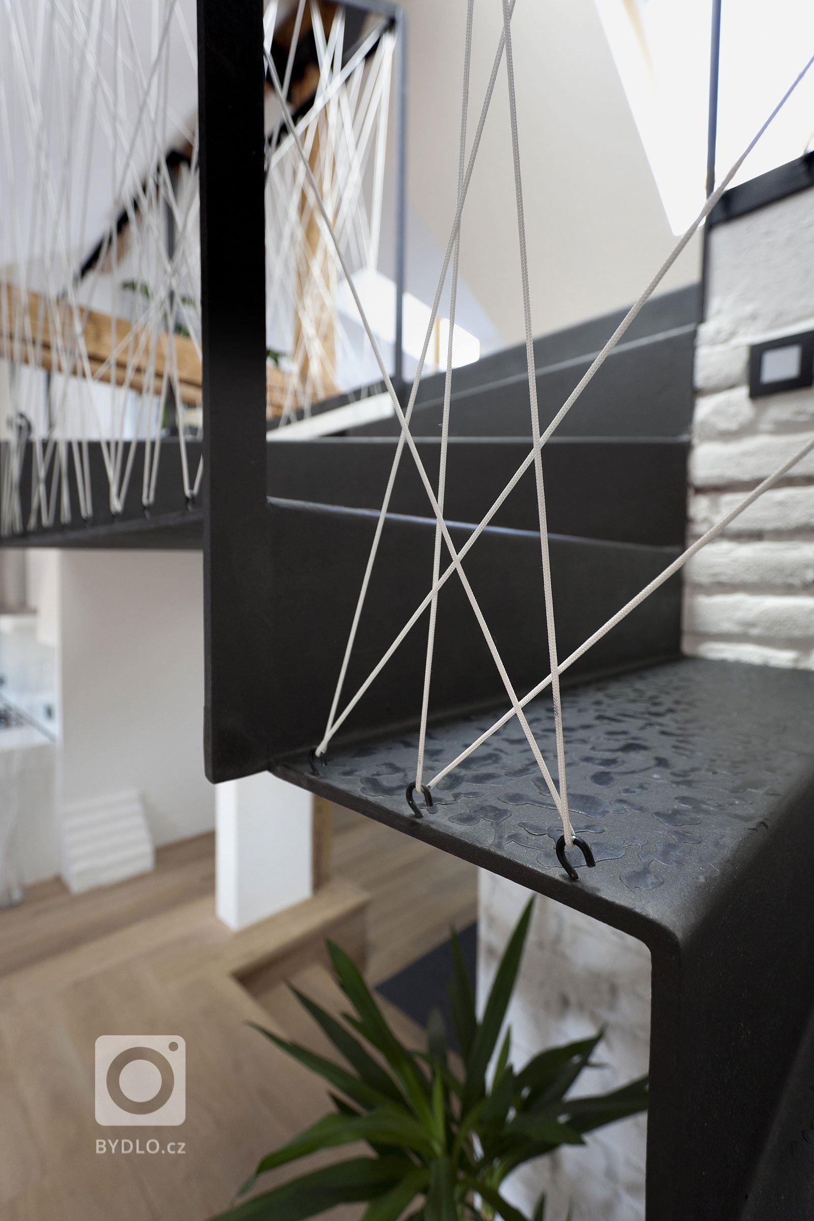 Velmi příjemně a moderně zařízený byt nacházející se v Praze v Dejvicích je ukázkou toho, jak vzdušně a přitom útulně může vypadat podkrovní byt i ve starším…