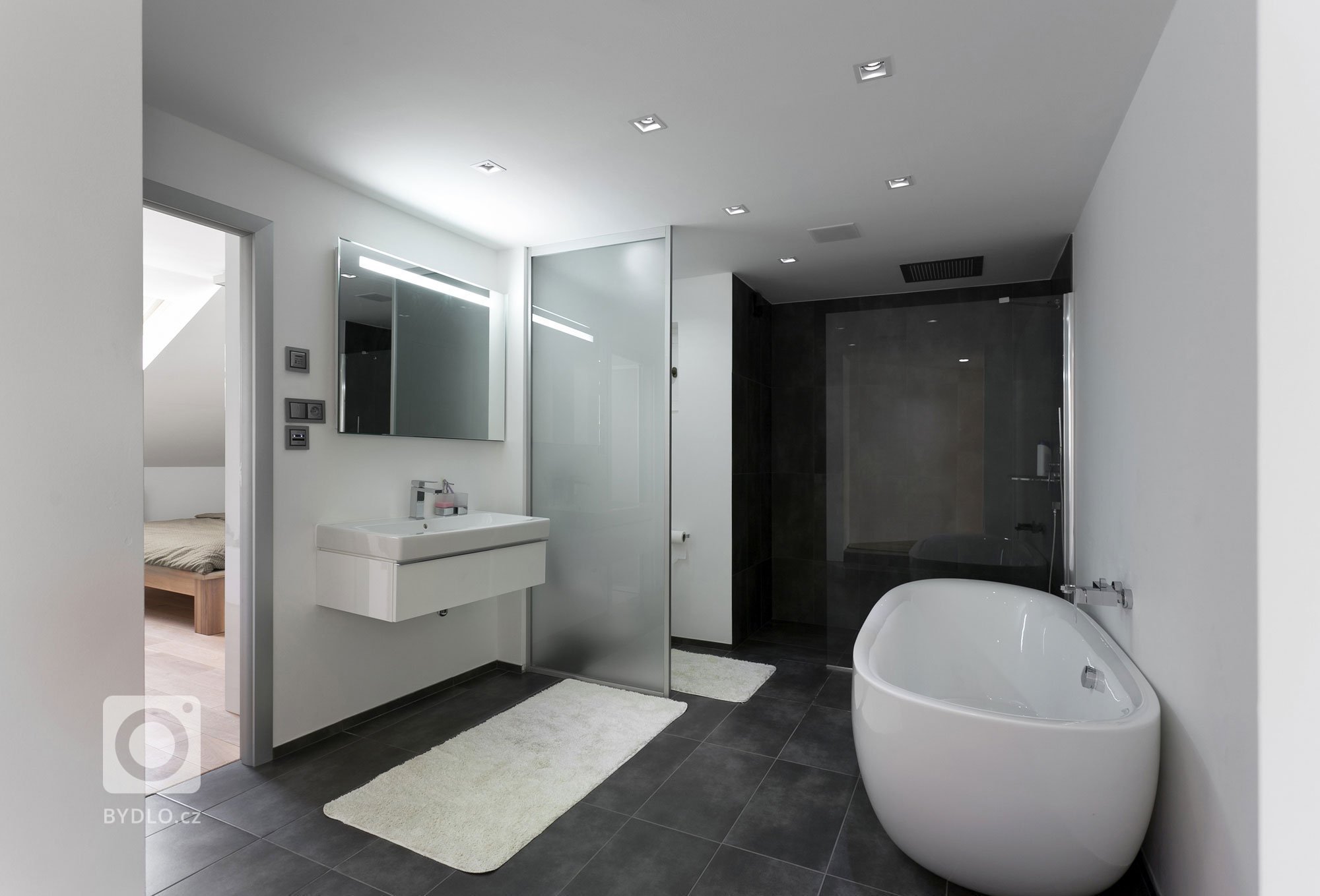 Velmi příjemně a moderně zařízený byt nacházející se v Praze v Dejvicích je ukázkou toho, jak vzdušně a přitom útulně může vypadat podkrovní byt i ve starším…