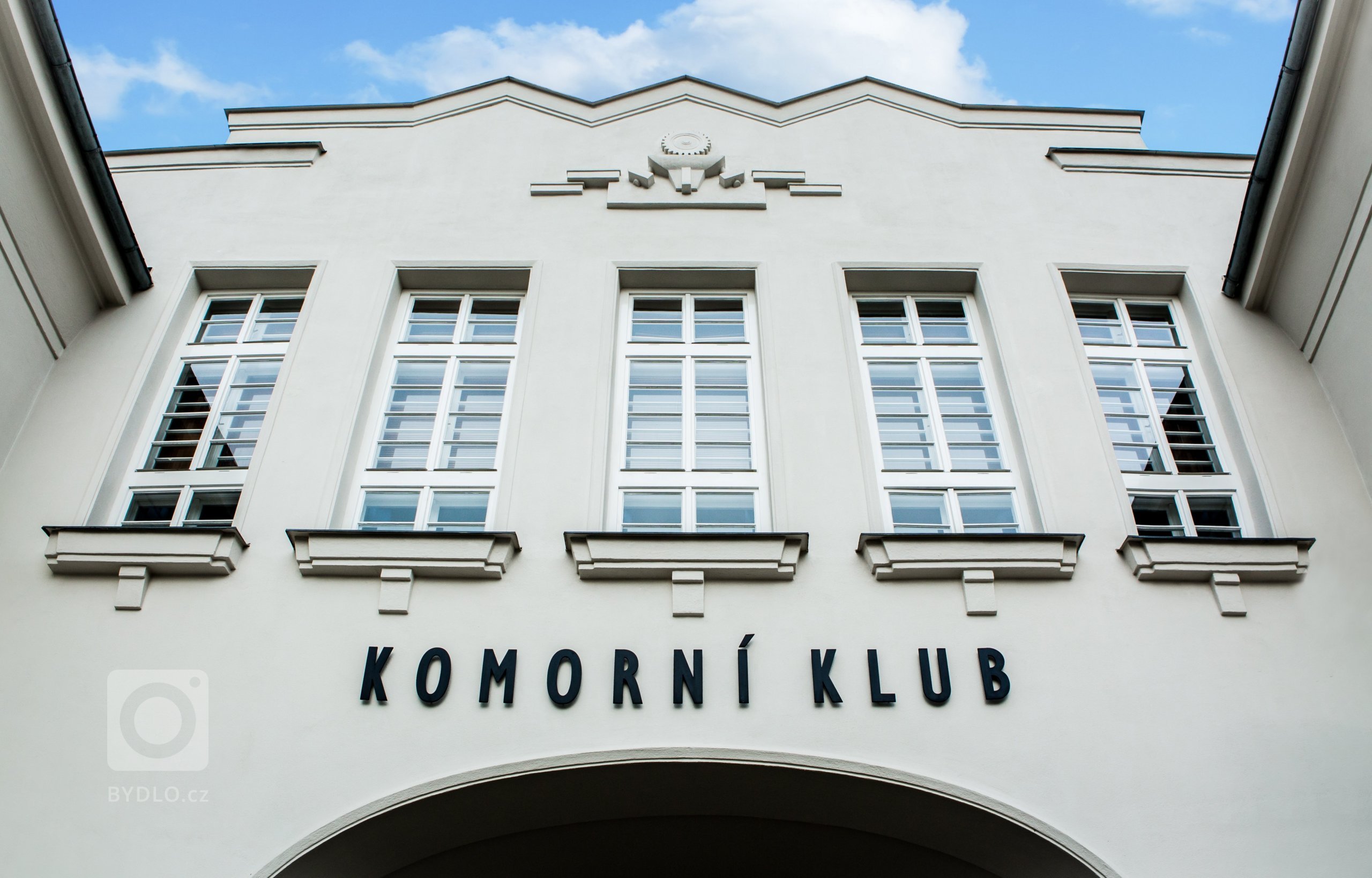 Komorní klub v&nbsp;Jubilejní kolonii&nbsp;na Velflíkově ulici v Ostravě-Hrabůvce je umístěn v budově z roku 1928. Tato budova byla v roce 2002 vyhlášena&nbsp…