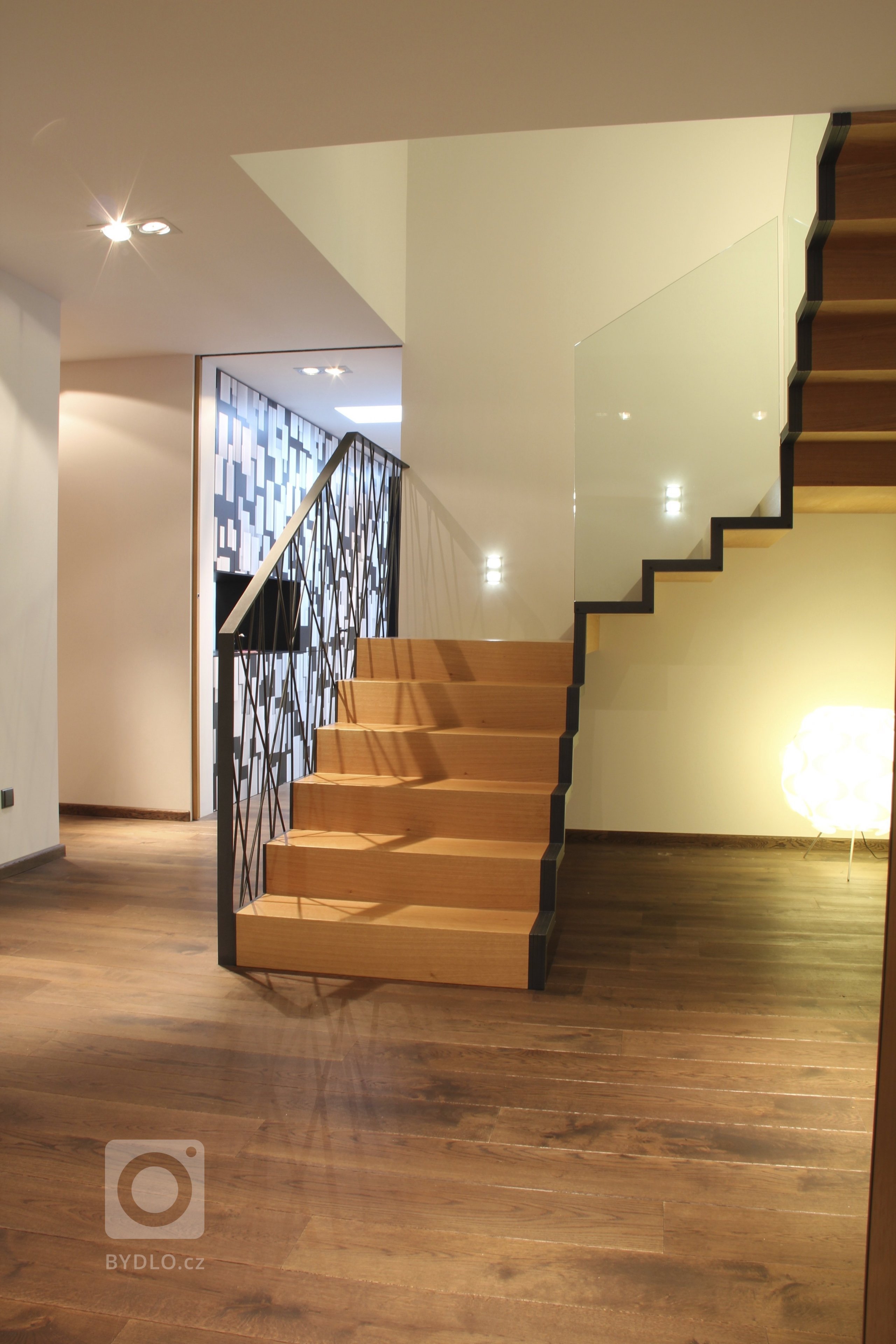 Klient oslovil naši firmu a požadoval vytvoření studie celého interiéru domu, kdy můžeme při tvorbě studie ještě dispozičně měnit projekt. Studie interiéru…