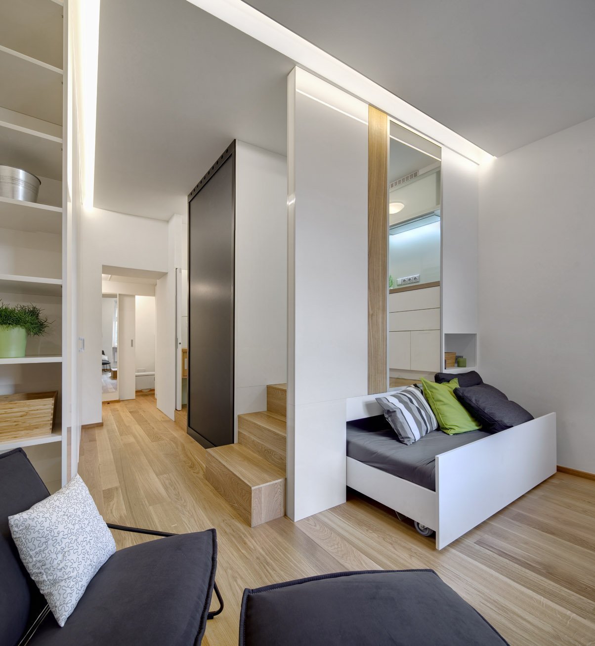 Malý prostor, velká výzva. Pokusili jsme se o zázrak a navrhli byt, který na ploše 23 m2 nabízí vše, co mladý člověk k životu potřebuje. Kuchyně na podiu s…