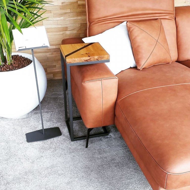 Na zakázku vyráběný konferenční stůl
a odkládací stolek z dubového dřeva
doplněný epoxidovou pryskyřicí s černým
pigmentem.

Stolky jsou k vidění na…