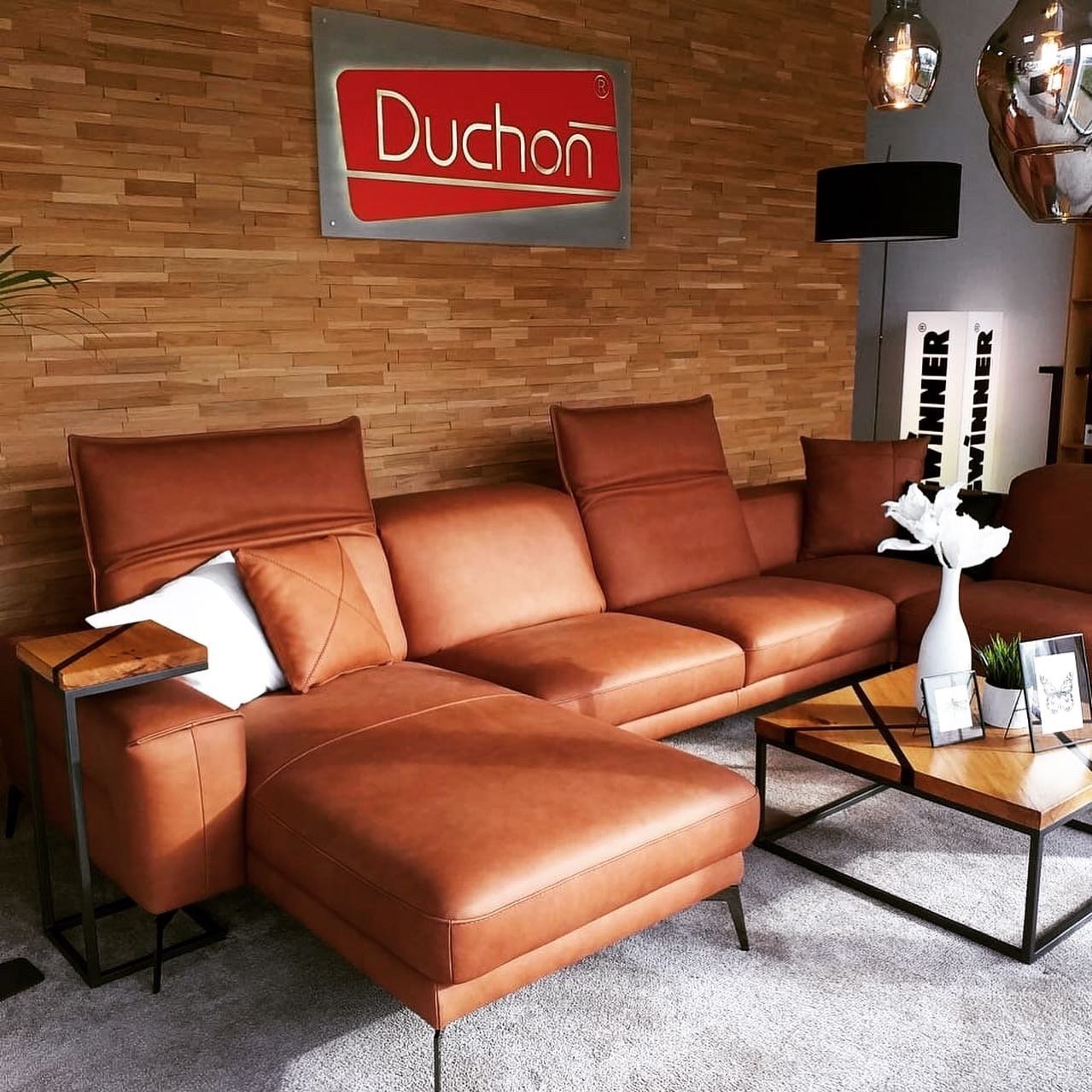 Na zakázku vyráběný konferenční stůl
a odkládací stolek z dubového dřeva
doplněný epoxidovou pryskyřicí s černým
pigmentem.

Stolky jsou k vidění na…