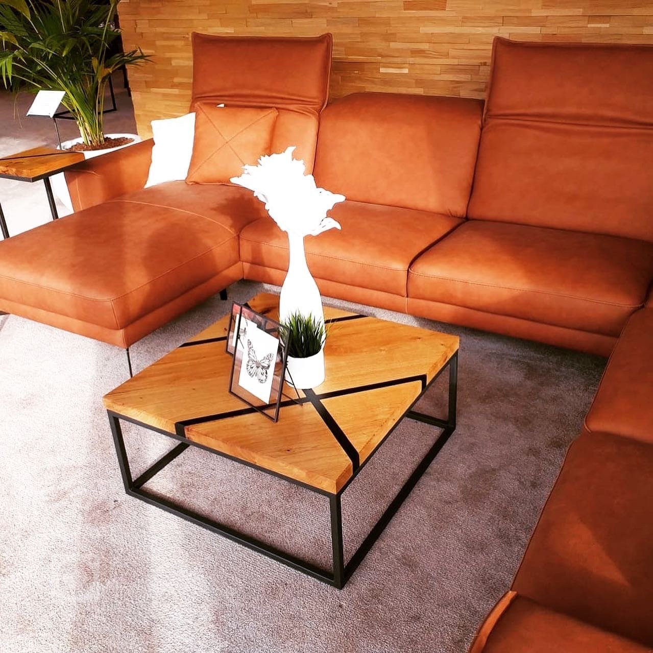 Na zakázku vyráběný konferenční stůl
a odkládací stolek z dubového dřeva
doplněný epoxidovou pryskyřicí s černým
pigmentem.

Stolky jsou k vidění na…