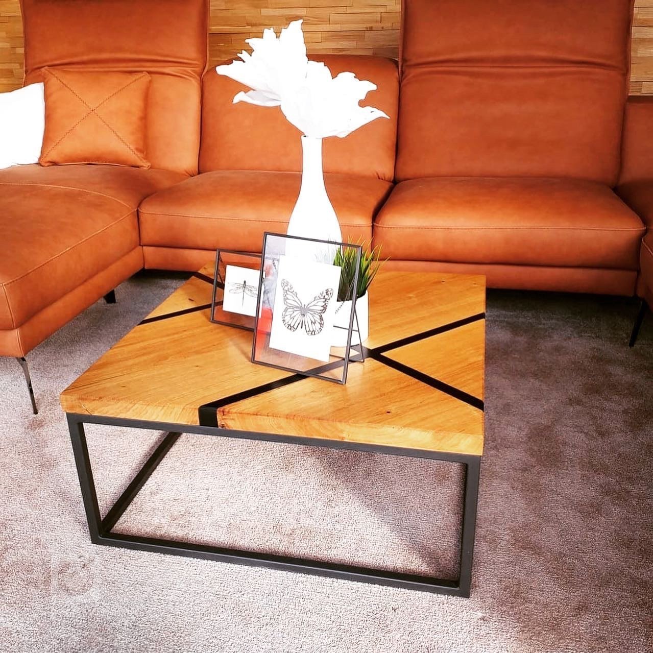 Na zakázku vyráběný konferenční stůl
a odkládací stolek z dubového dřeva
doplněný epoxidovou pryskyřicí s černým
pigmentem.

Stolky jsou k vidění na…