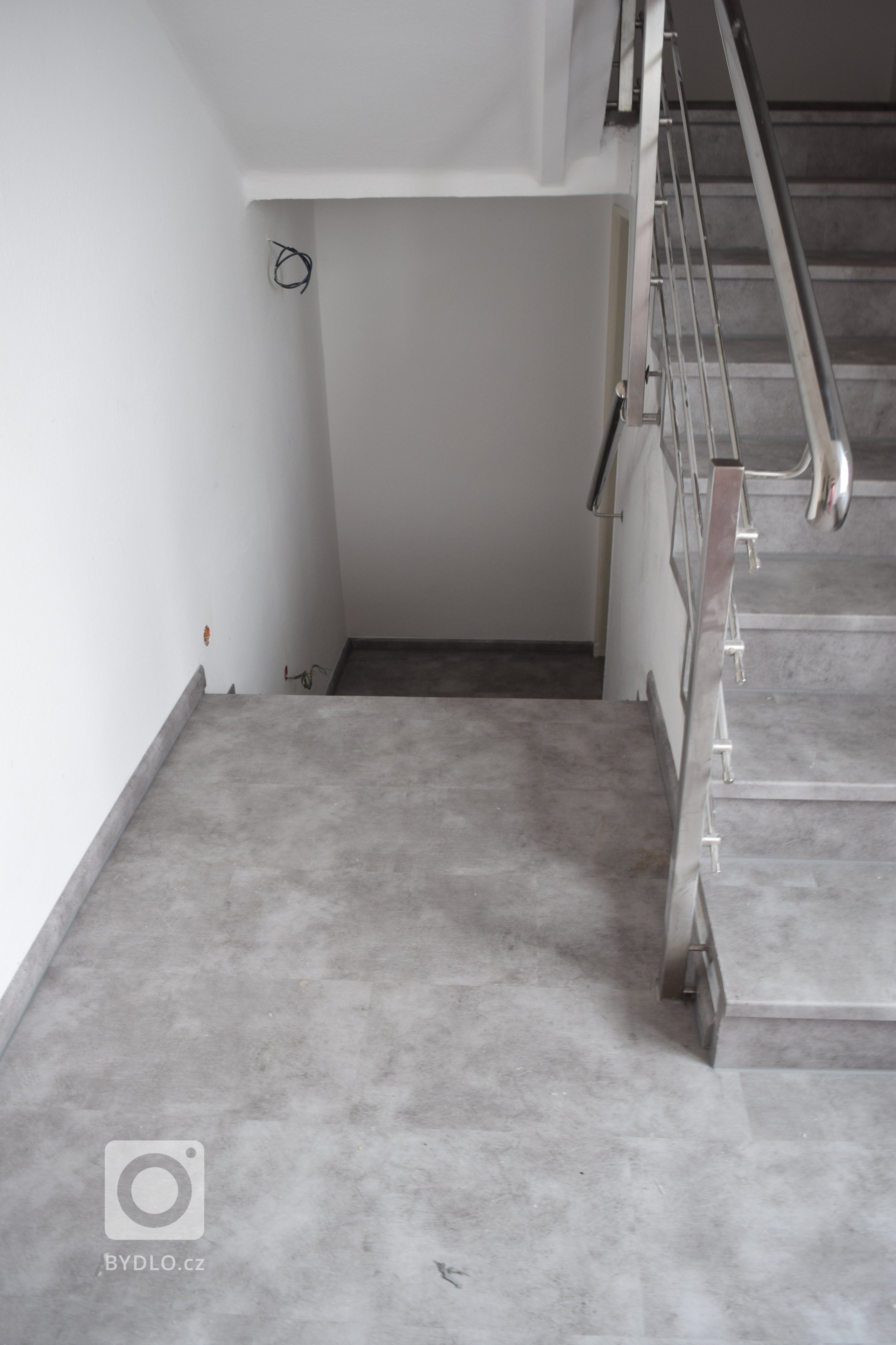 Po renovaci - nainstalovaná vinylová podlaha s imitací kamene - BUKOMA STONE CLICK - dekor Kámen šedý