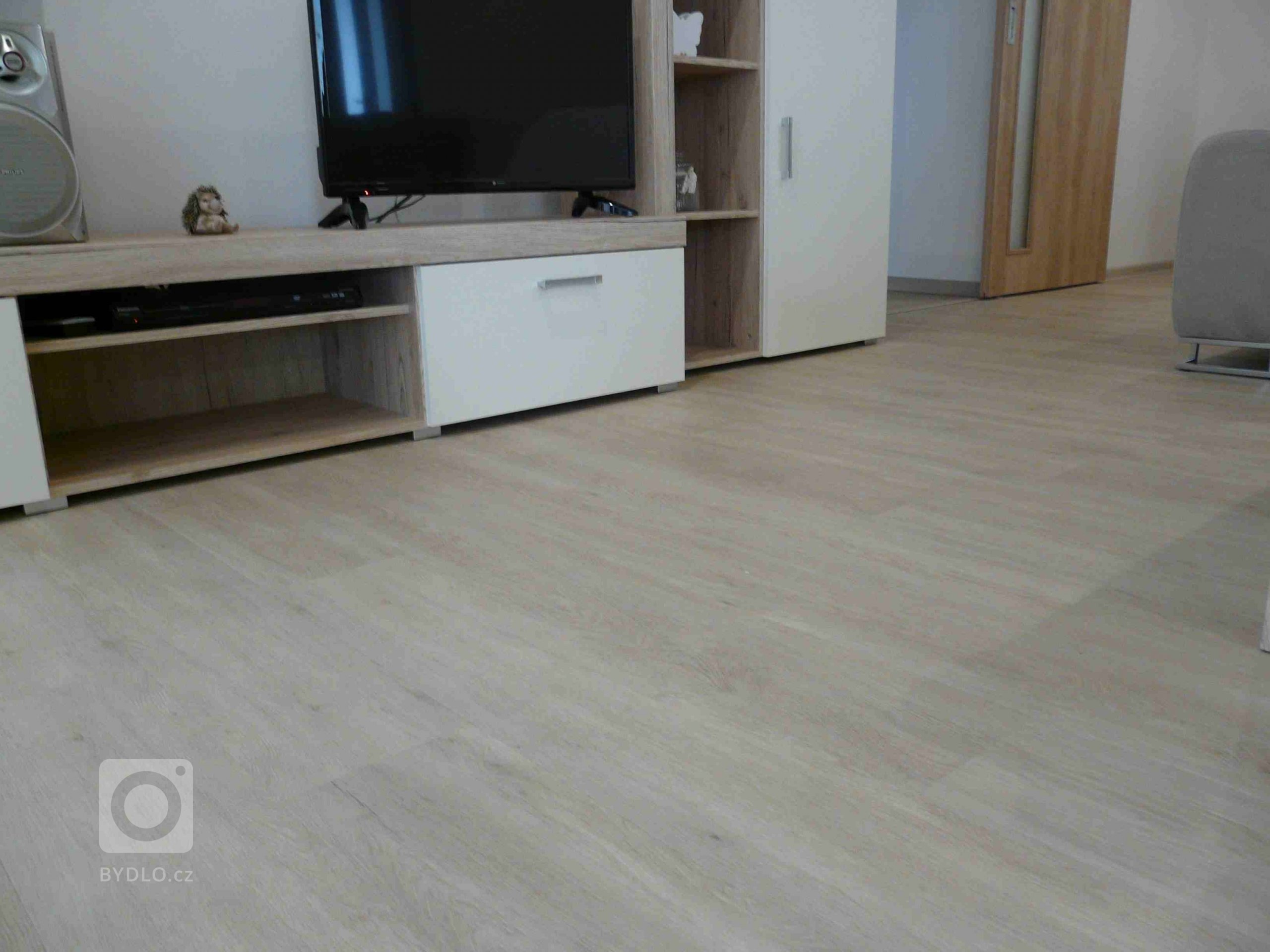 Další ukázda realizace svépomocí, tentokrát s vinylovou podlahou BUKOMA PREMIUM CLICK dekor Dub Polární.&nbsp;Za zaslané fotografie tímto děkujeme a zdravíme…