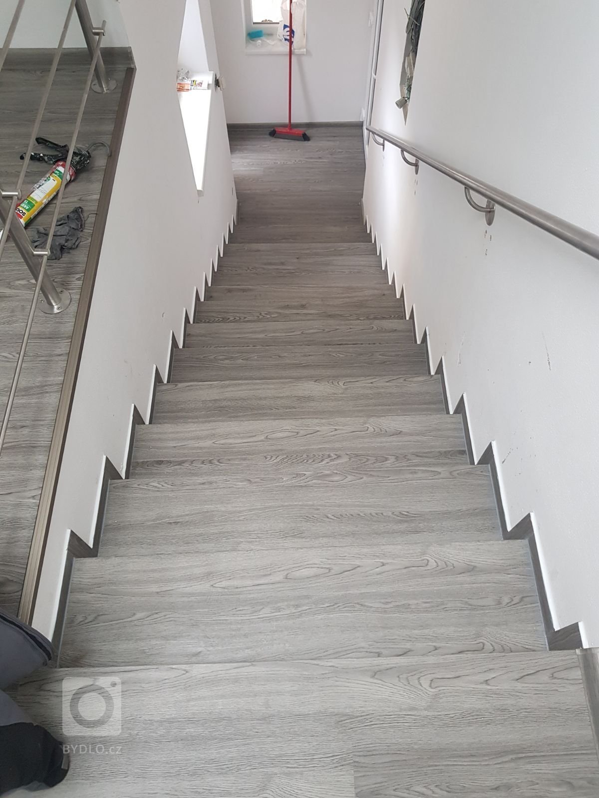 Ukázka realizace s vinylovou plovoucí podlahou BUKOMA PREMIUM CLICK - dekor Dub Urban. Stejný dekor podlahy je v celém domě včetně schodiště.
