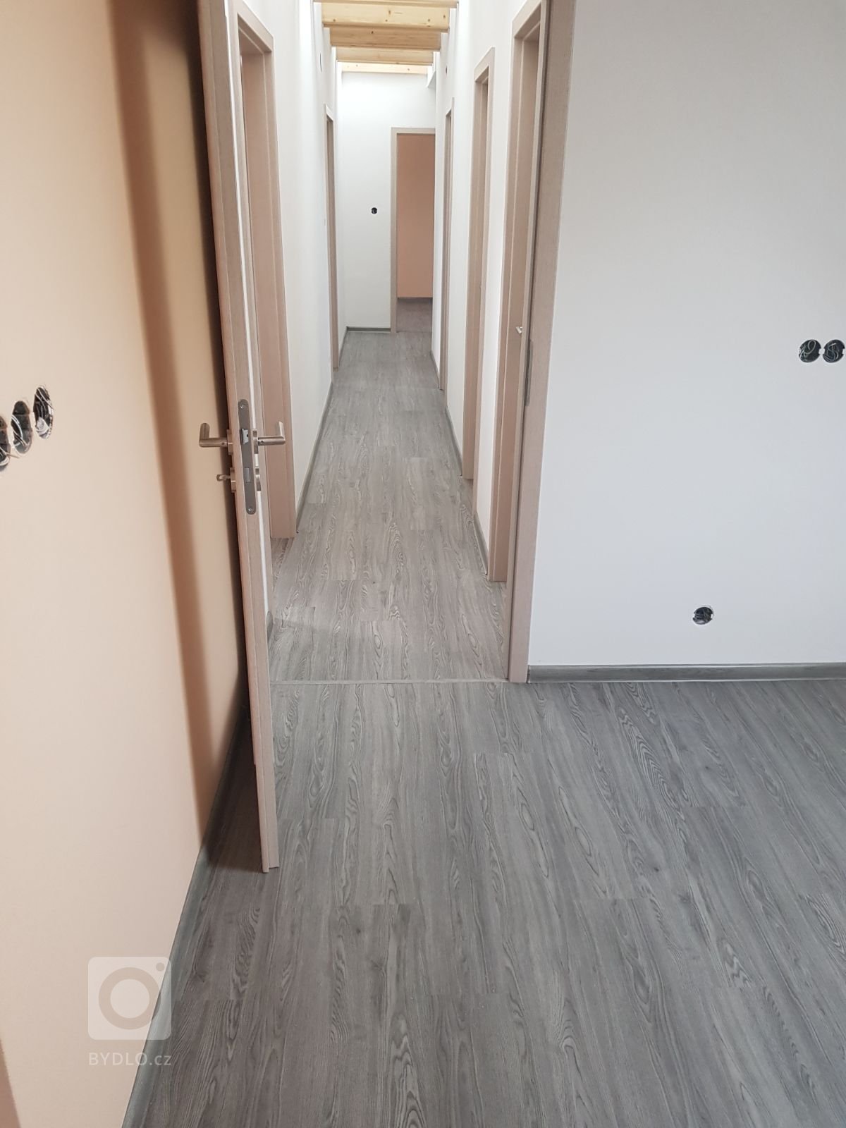 Ukázka realizace s vinylovou plovoucí podlahou BUKOMA PREMIUM CLICK - dekor Dub Urban. Stejný dekor podlahy je v celém domě včetně schodiště.
