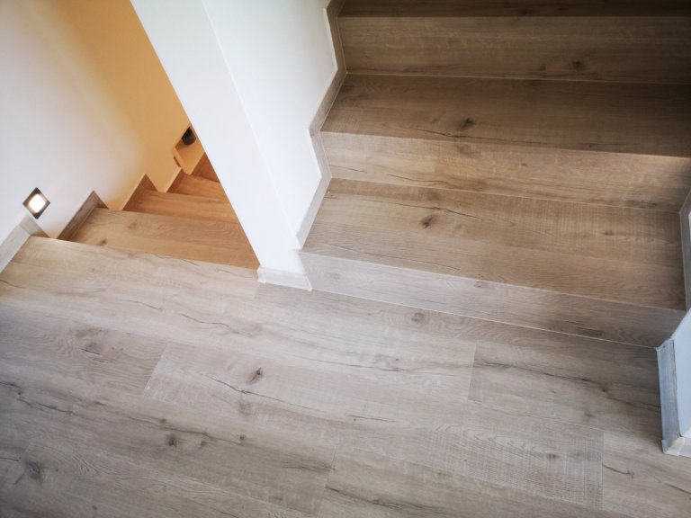 Nejen na podestě schodiště, ale i téměř v celém domě je na podlaze stejný dekor