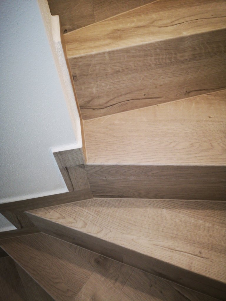 Detail řešení soklových lišt kolem schodiště