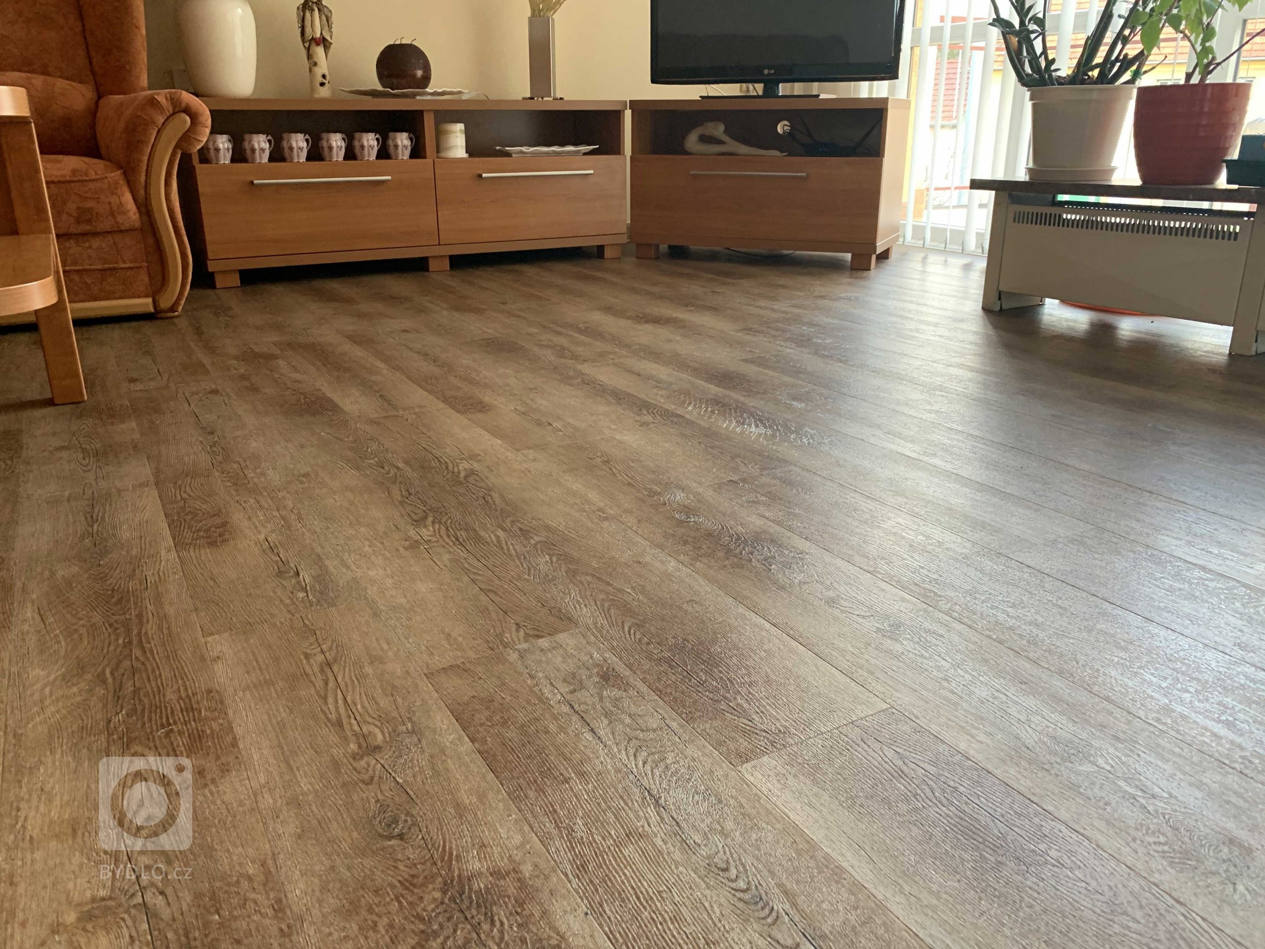 Obývací pokoj s novou vinylovou podlahou BUKOMA PREMIUM CLICK Dekor Dub Přírodní. Tato vinylová podlaha výborně ladí s interiérem, zpracováním je tato podlaha…