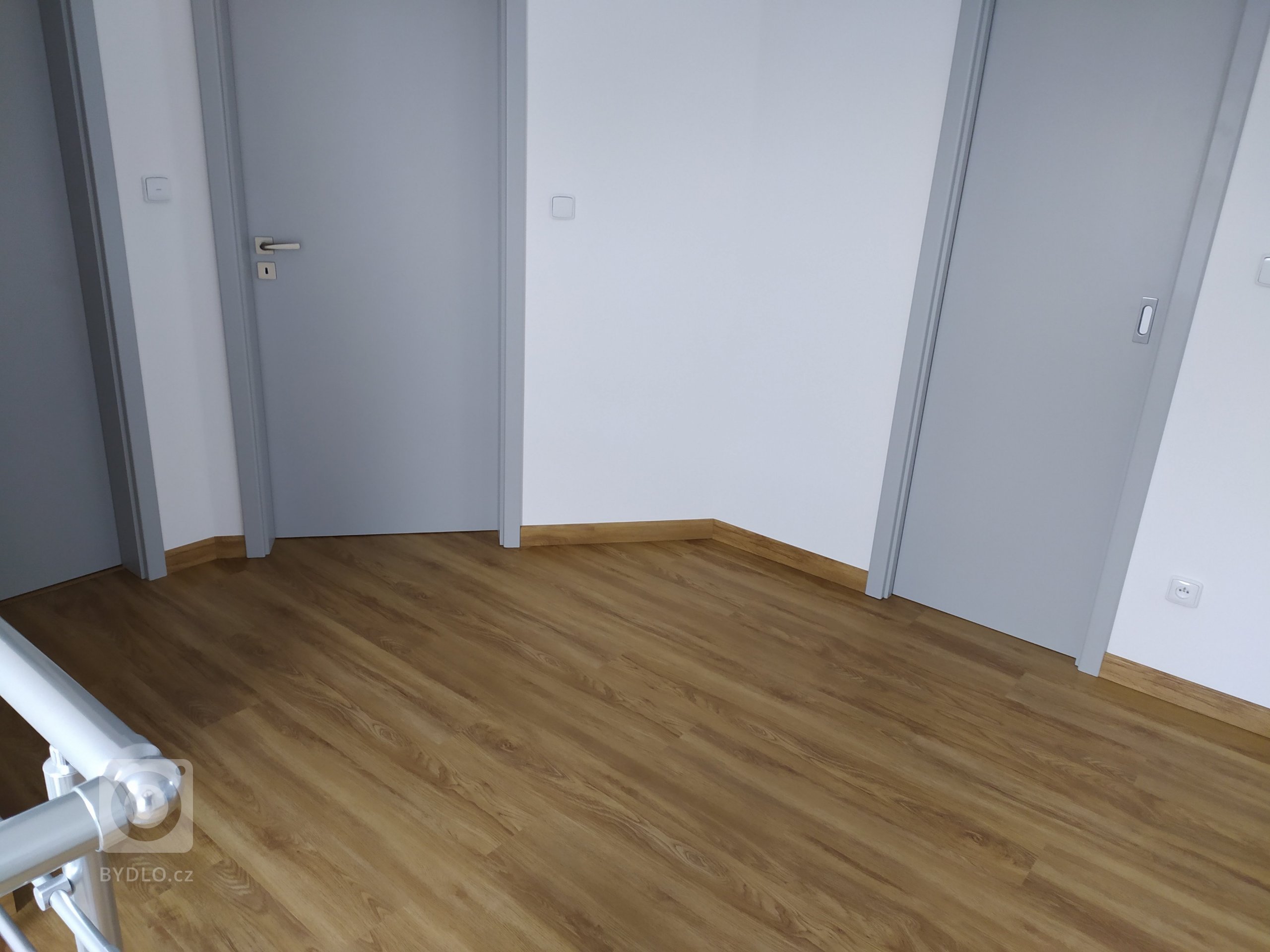 Chodba nad schodištěm s podlahou BUKOMA PREMIUM CLICK Dub Gladstone Hnědý