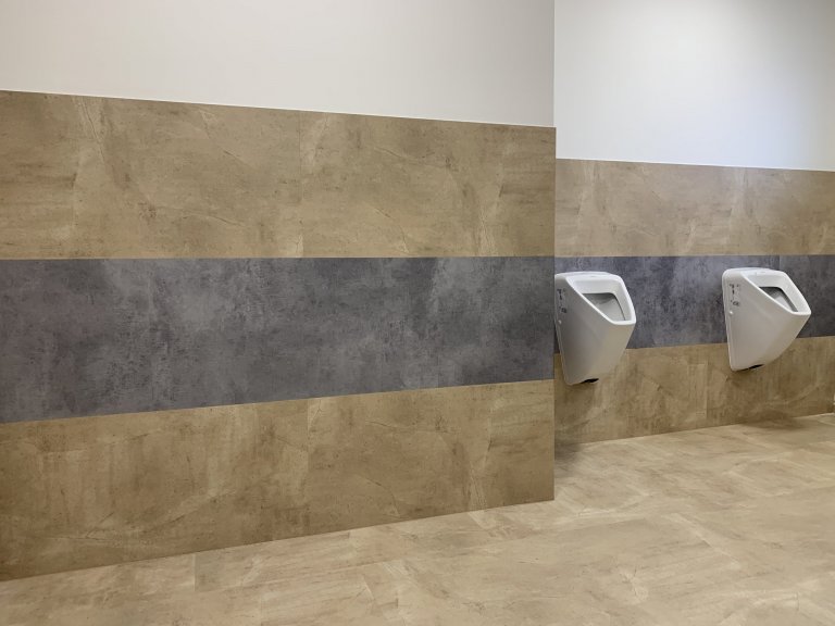 Prostřední řada obkladu je z vinylové podlahy BUKOMA STONE CLICK XL dekor Beton Kámen Šedý