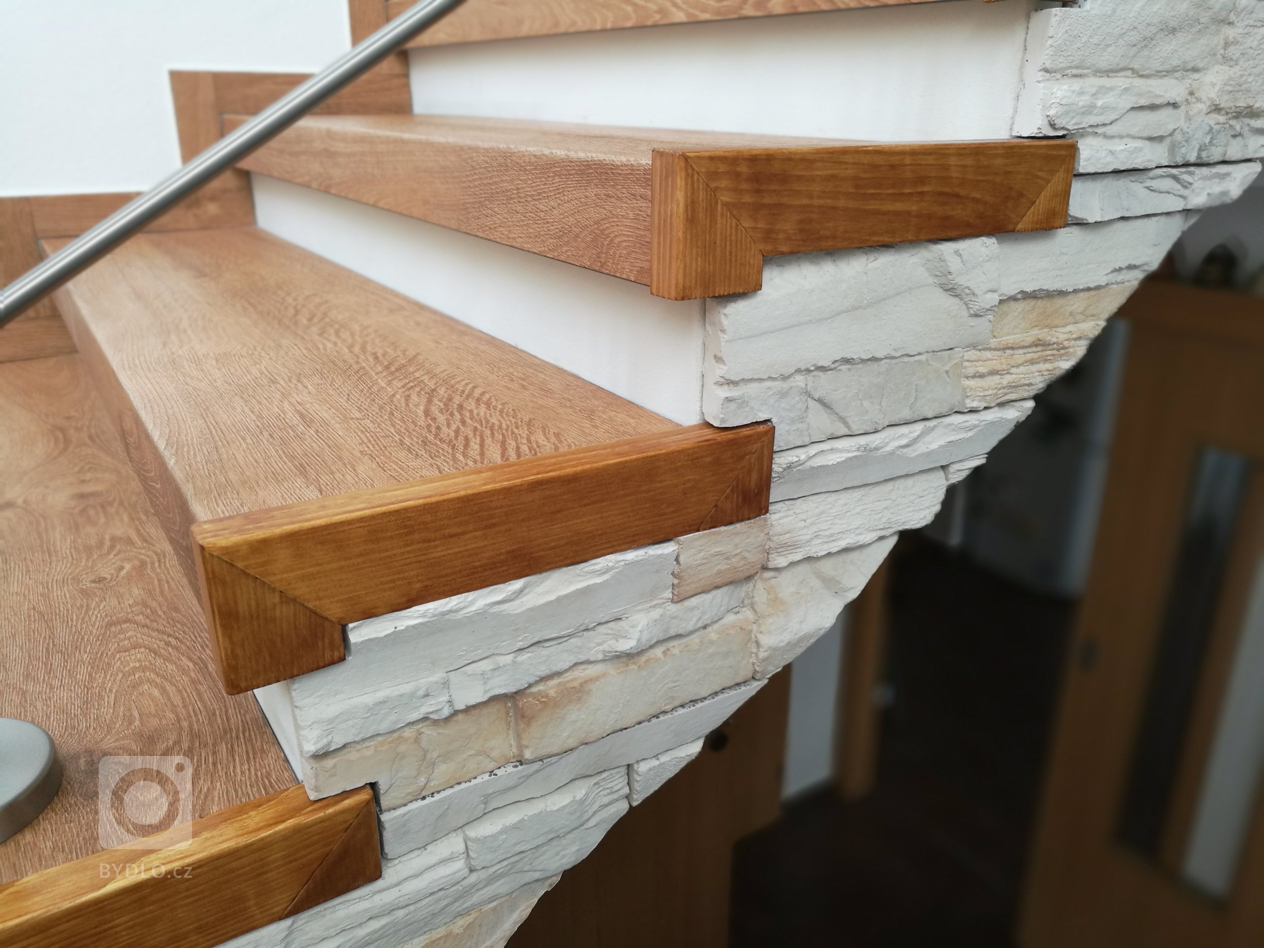 Boční krytky schodů jsou vyrobeny ze dřeva