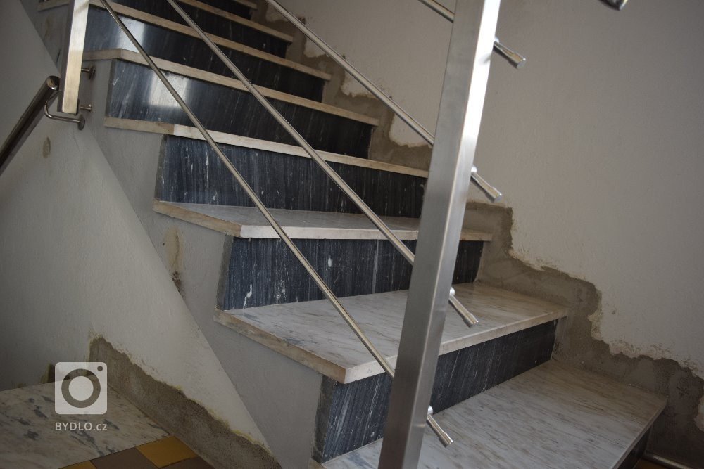 Původní stav schodiště před renovací