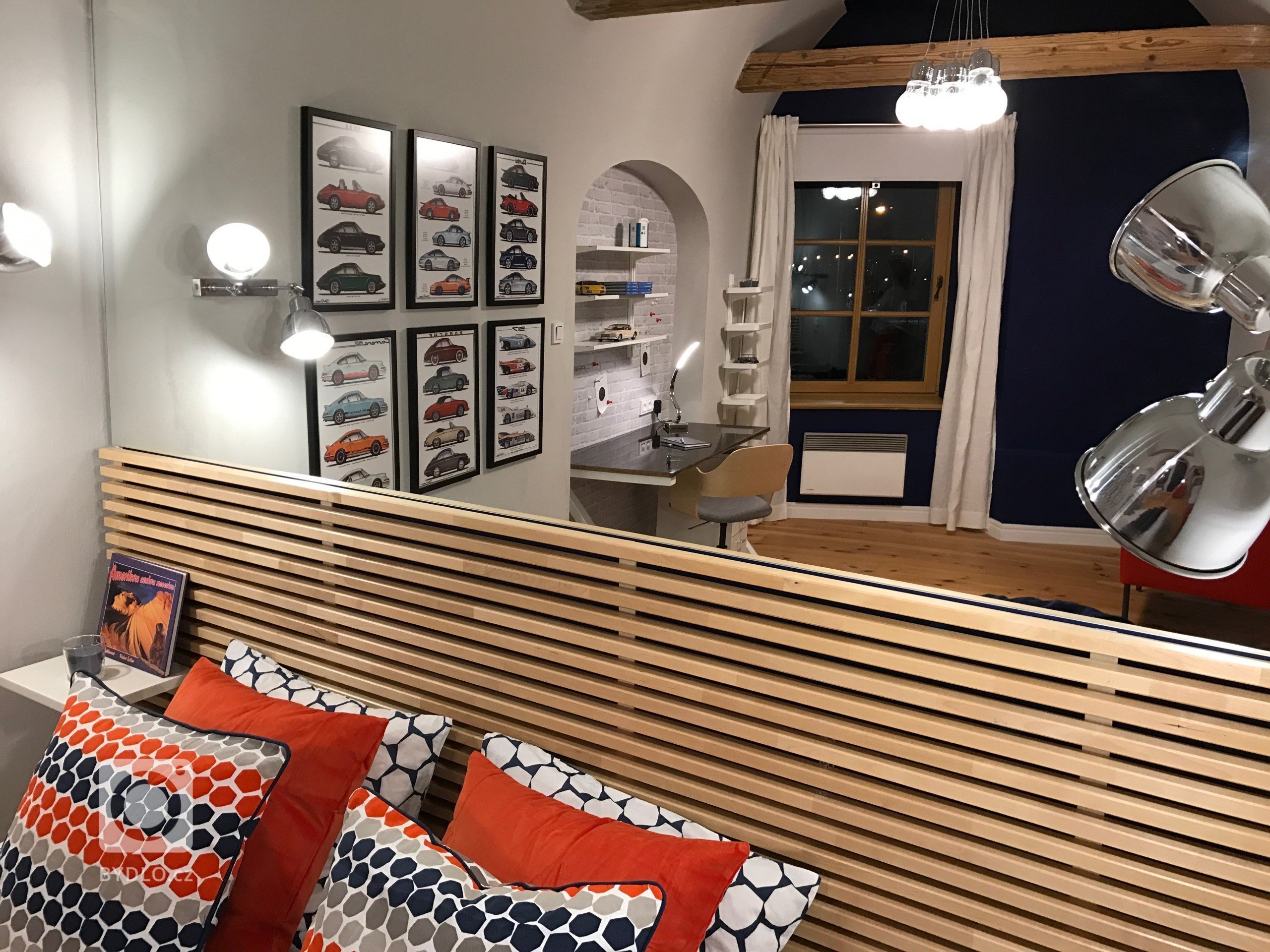 Postel z Ikea je původní. 