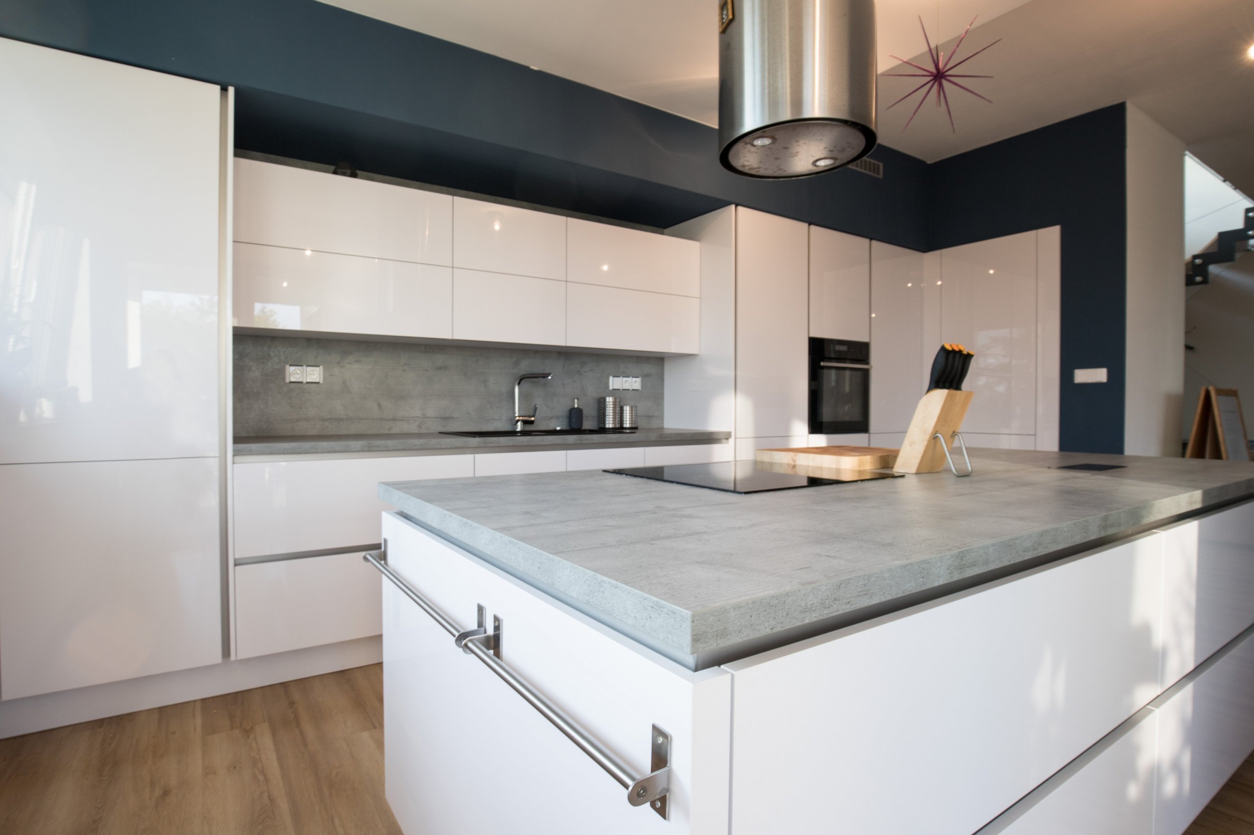 Lesklé bezúchytové skříňky jsou moderní a skvěle se udržují. Denní světlo a bílá barva opticky zvětšují a dodávají kuchyni čistý vzhled. Líbí se vám realizace?…