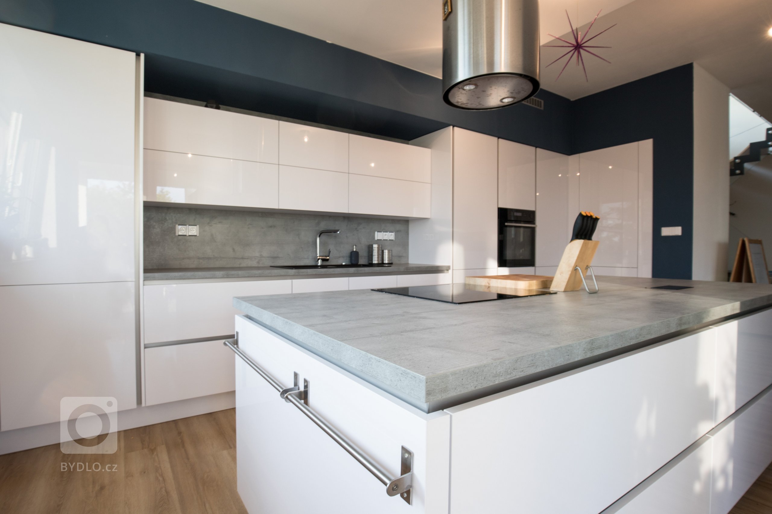 Lesklé bezúchytové skříňky jsou moderní a skvěle se udržují. Denní světlo a bílá barva opticky zvětšují a dodávají kuchyni čistý vzhled. Líbí se vám realizace?…