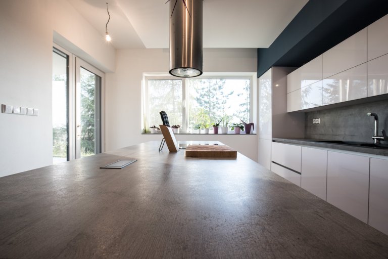 Lesklé bezúchytové skříňky jsou moderní a skvěle se udržují. Denní světlo a bílá barva opticky zvětšují a dodávají kuchyni čistý vzhled. Líbí se vám realizace?…