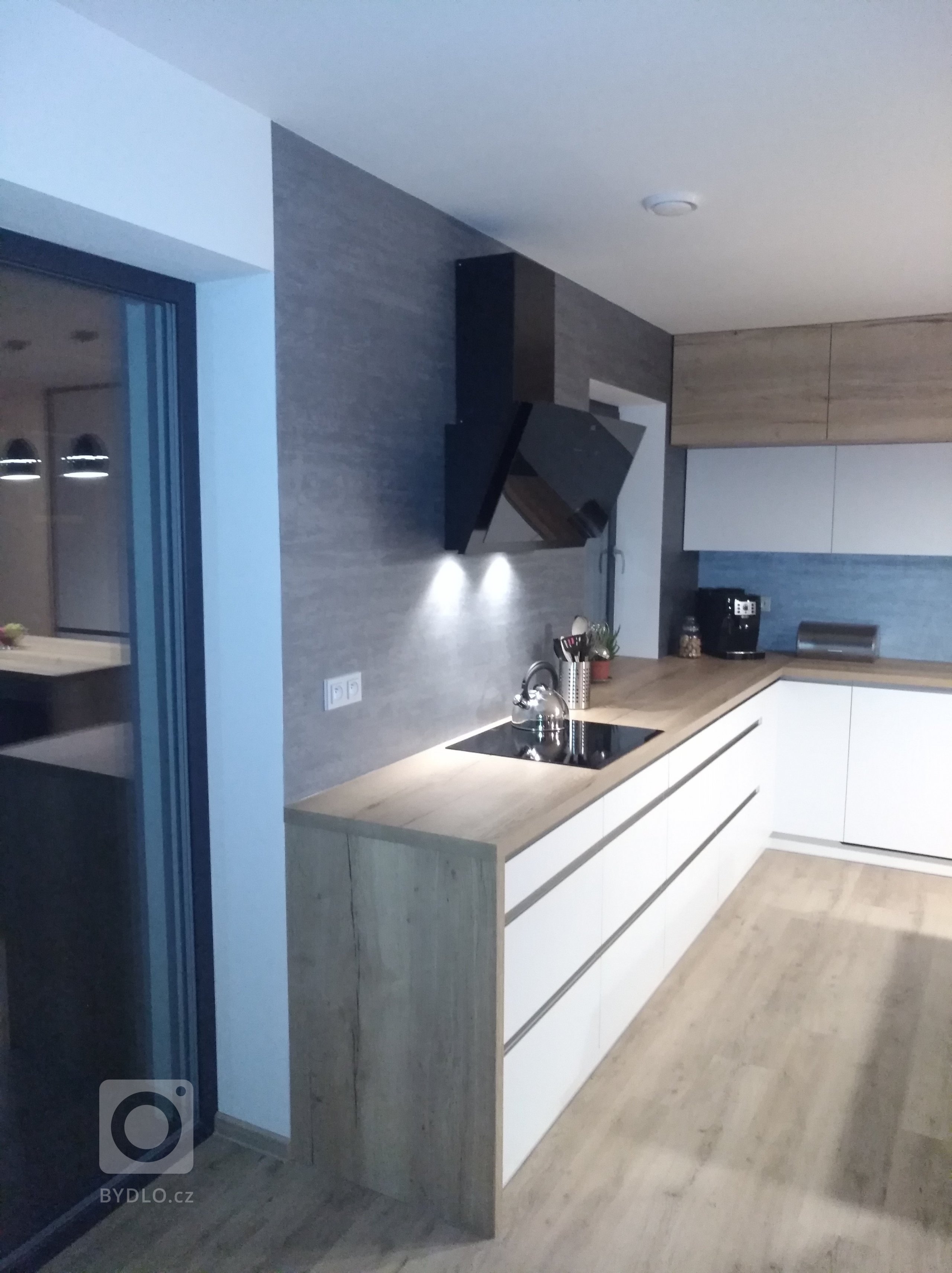 Dekorativní stěrka v kuchyni a na krbu. Designové a zároveň&nbsp;praktické řešení.
