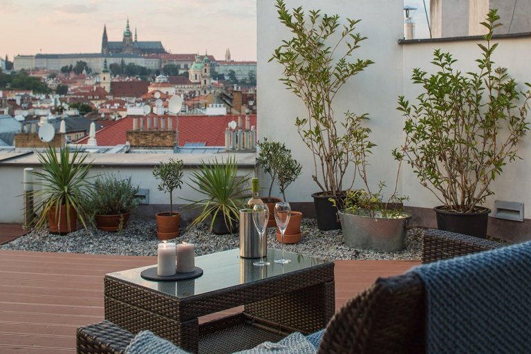 Byt v podkroví secesního domu v Praze je dispozičně řešen jako 2 + kk. Architektka výrazně neměnila původní dispozici - nakonec, při dvoupatrovém bytě s těmito…