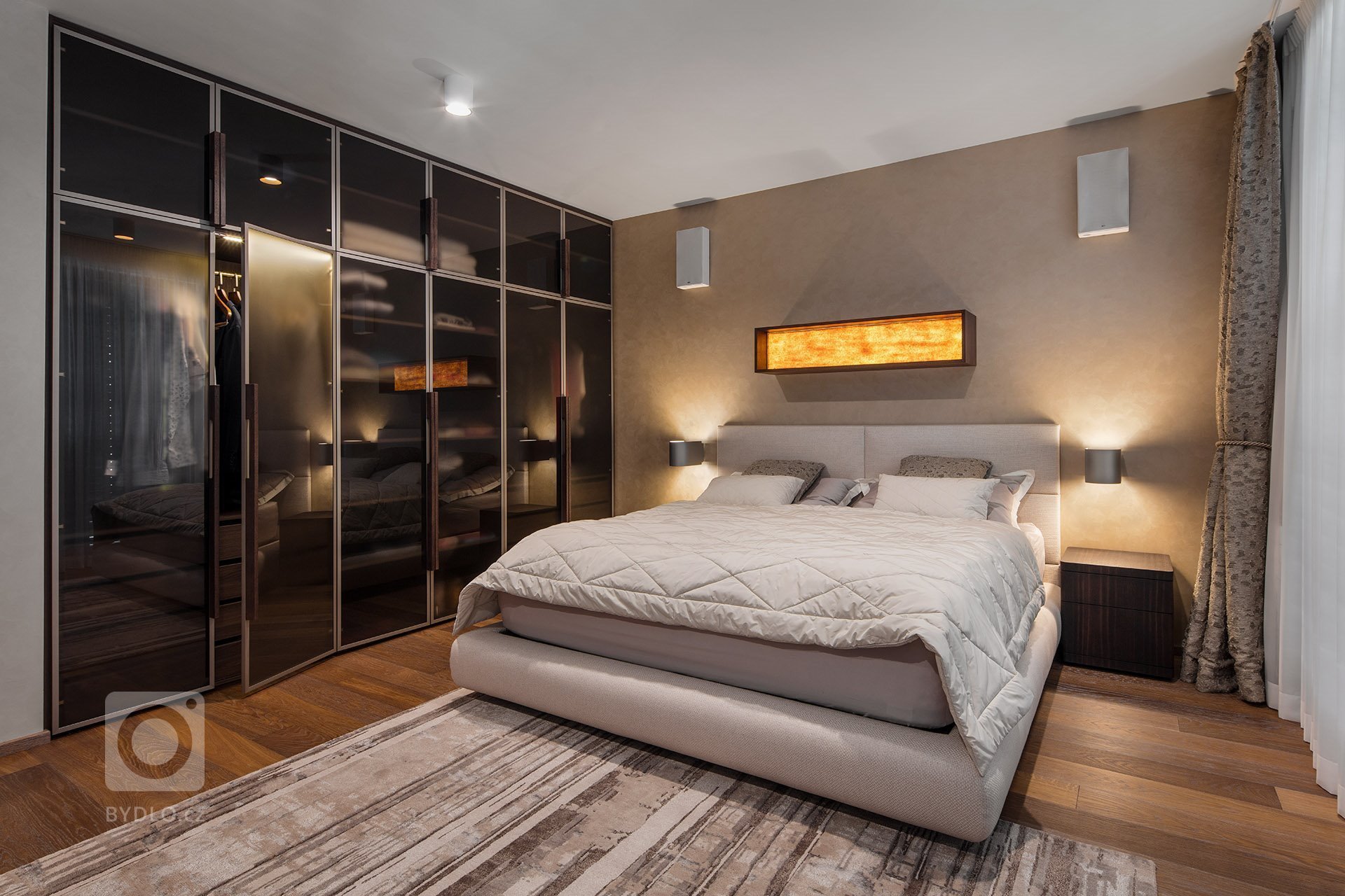 Přáním klientů bylo vytvoření komfortního, netradičního interiéru s&nbsp;dostatkem soukromí pro členy rodiny, zároveň s&nbsp;výraznou obytnou částí

Interiér…