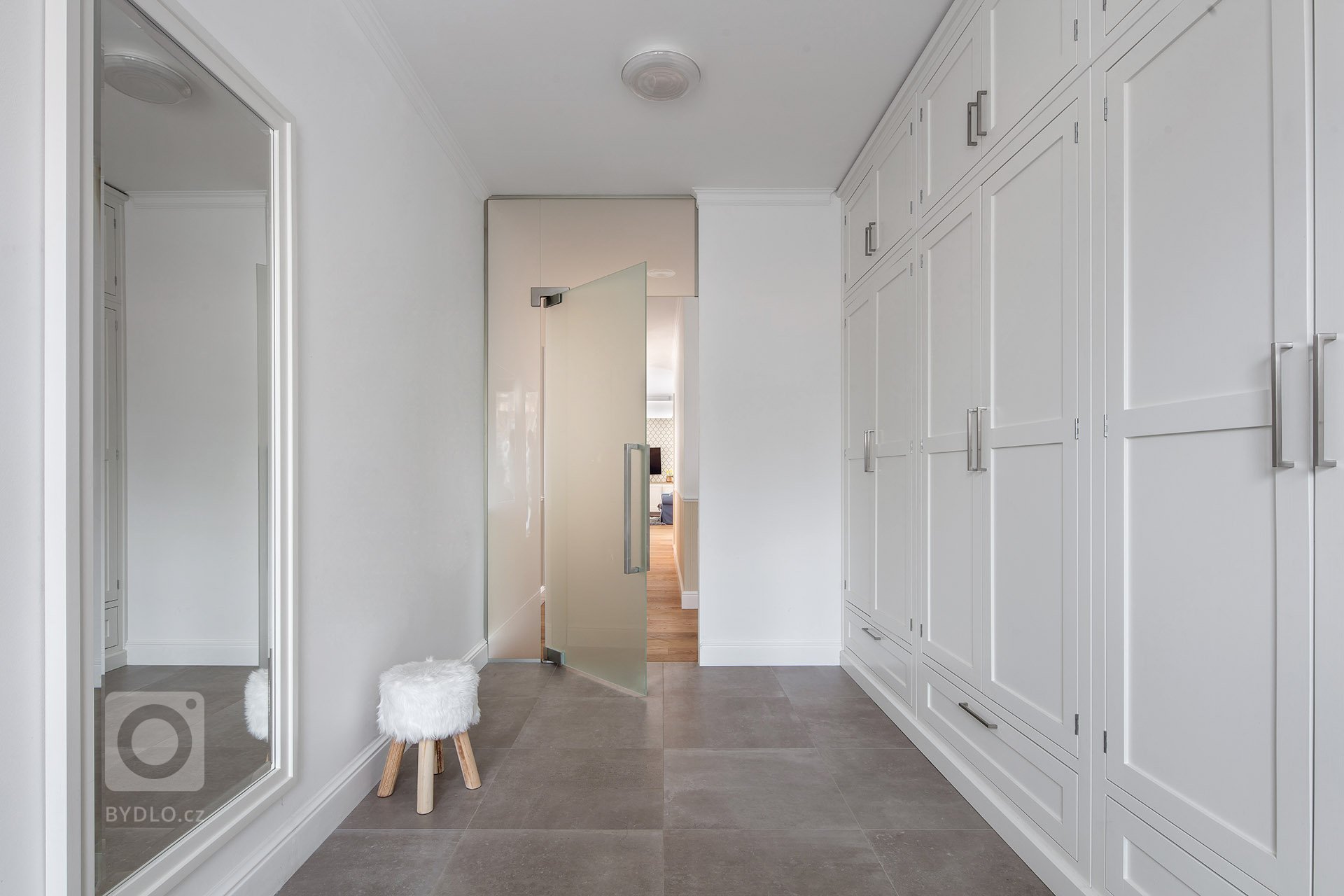 Nedávno jsme dokončili realizaci rodinného domu v Průhonicích. Klienti chtěli mít interier v klasickem stylu, útulný s použitím dubu a jemných barev. Nábytek…