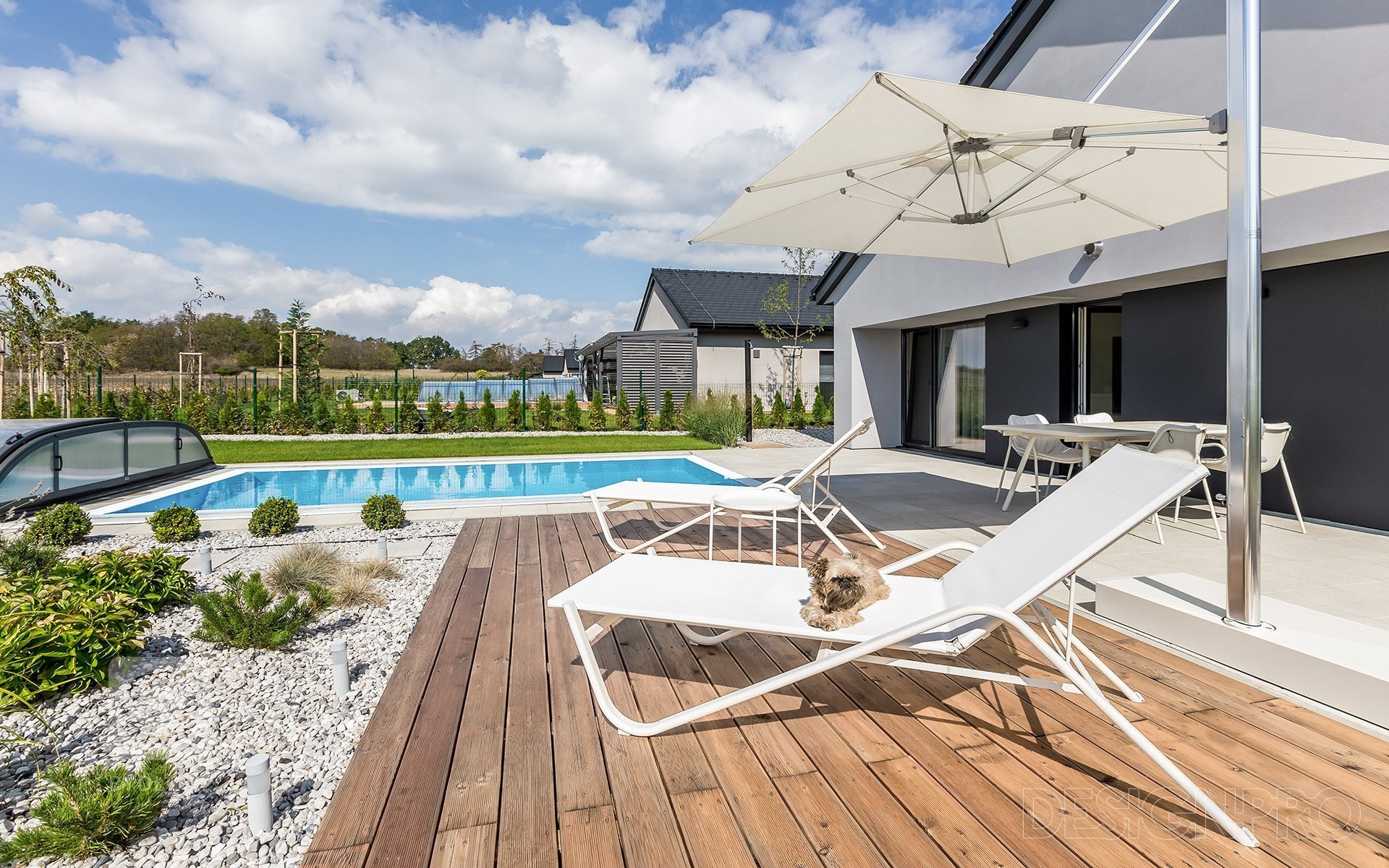 Navrhli jsme interiér v novostavbě rodinného domu v malebné obci Čakovičky ve Středočeském kraji. Jednopodlažní dům má velkou zahradu s terasou a bazénem.&nbsp…