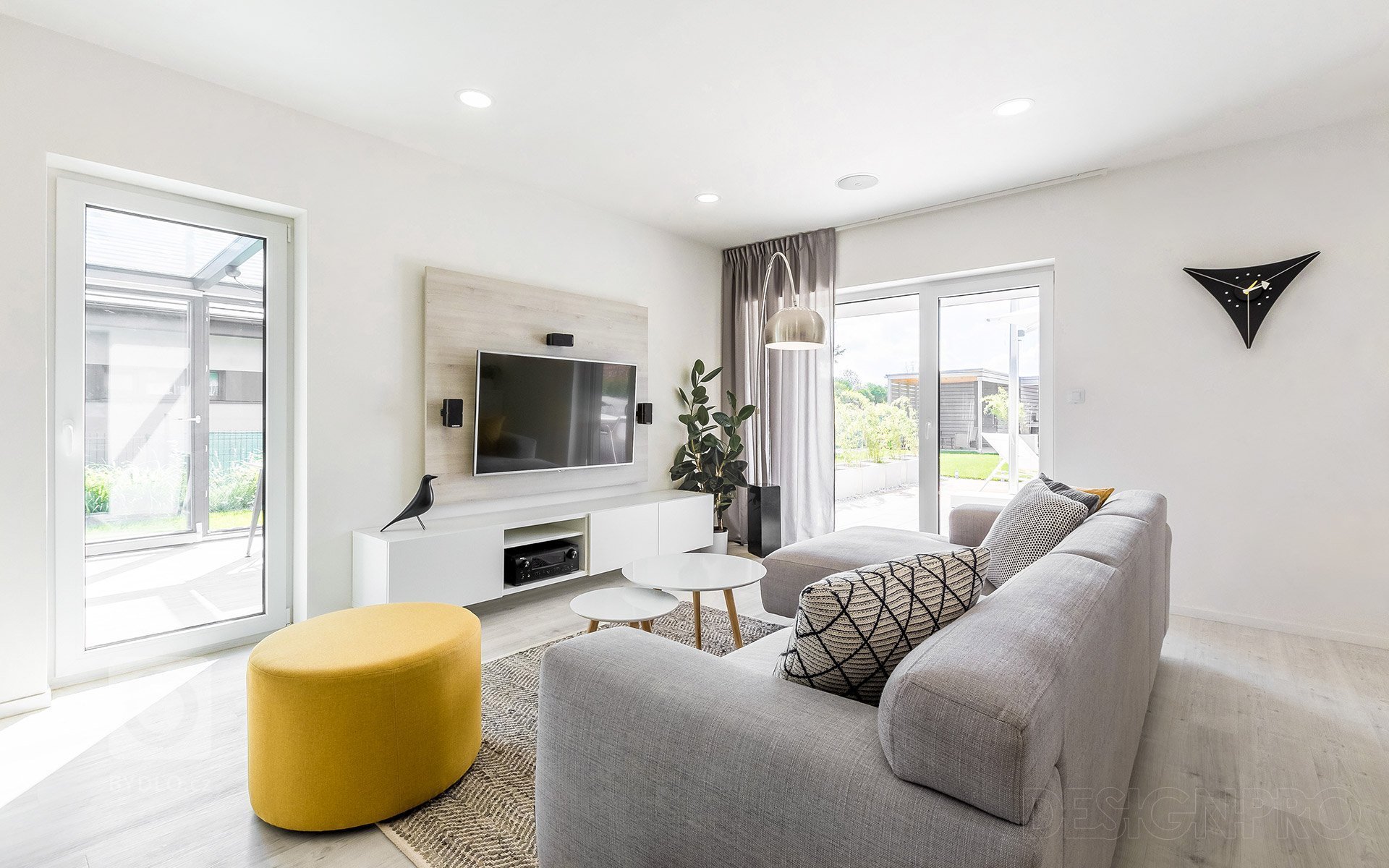 Navrhli jsme interiér v novostavbě rodinného domu v malebné obci Čakovičky ve Středočeském kraji. Jednopodlažní dům má velkou zahradu s terasou a bazénem.&nbsp…