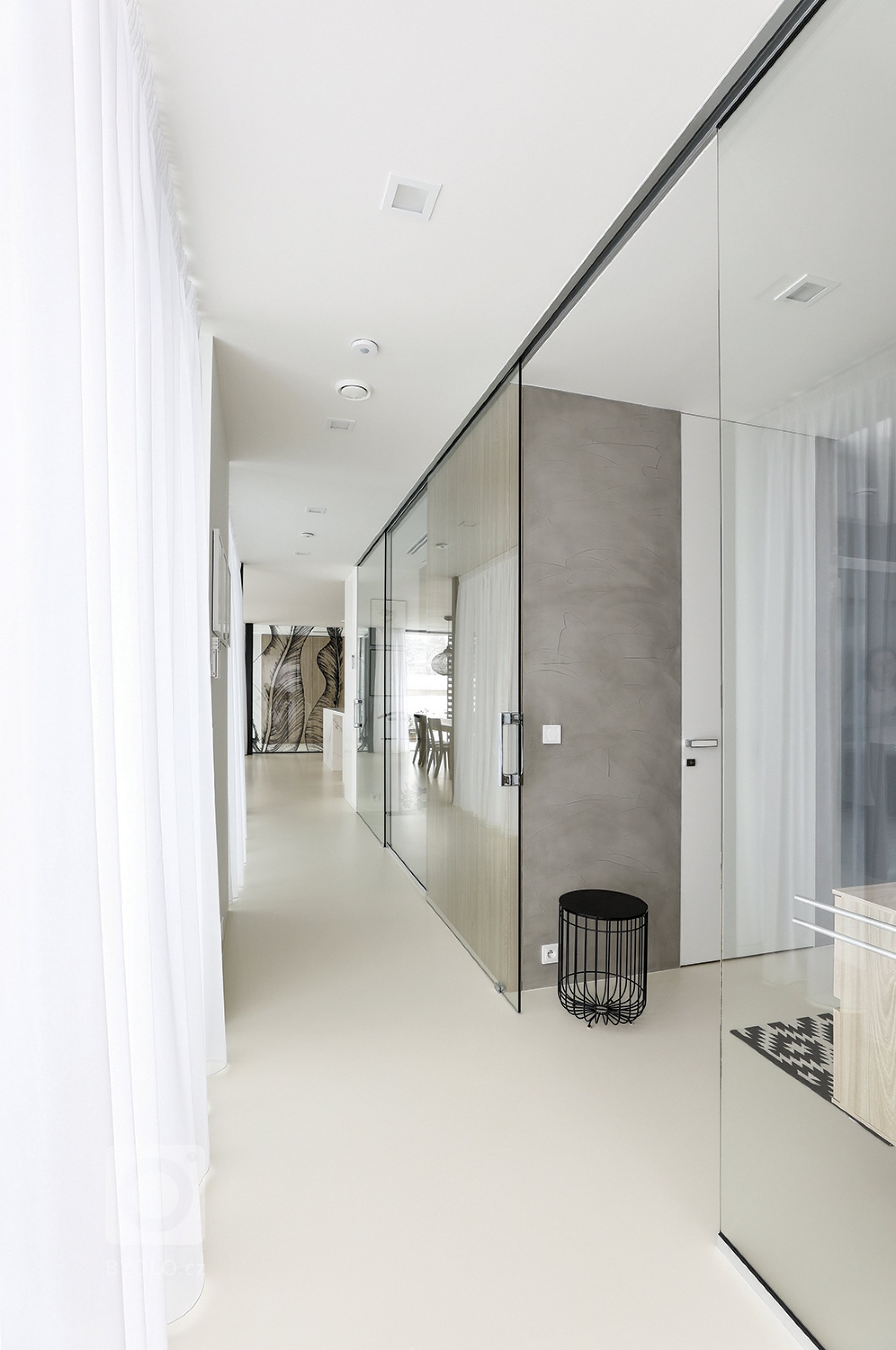 Zadáním byl&nbsp;dům pro&nbsp;manželský pár s&nbsp;odrostlými dětmi. Od&nbsp;začátku jsme tedy celý návrh koncipovali jako dům pro&nbsp;dvě osoby. Tím se&nbsp…