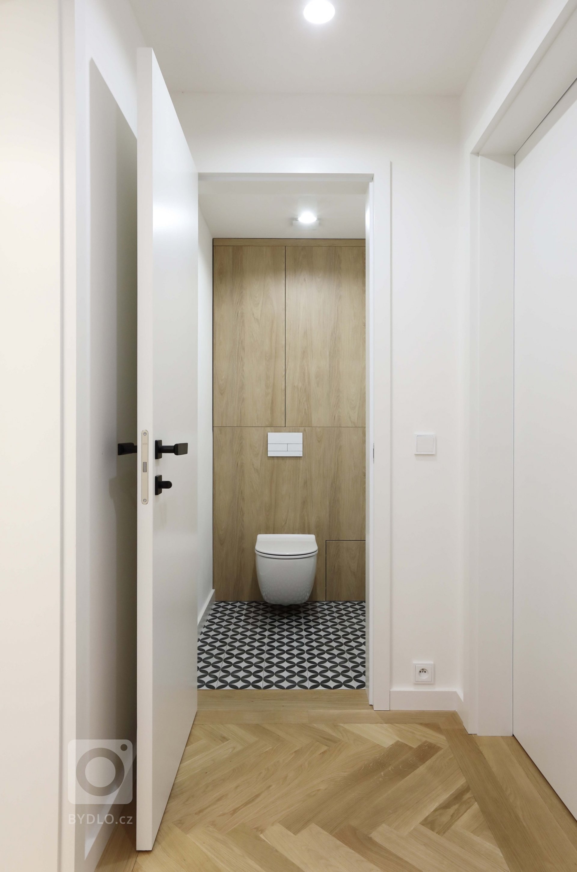 Celková odlehčenost a nadčasovost bylo primární zadání ze strany investorky. Dále pak požadavek na jemné a světlé tóny a dřevěné parkety. Rozlohou se nejedná o…