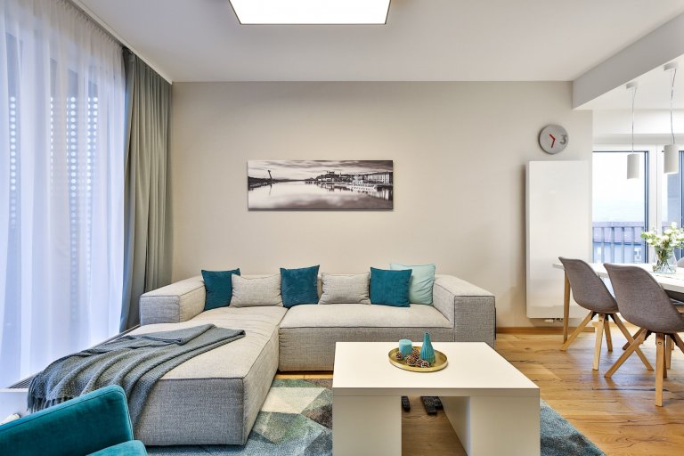 Realizácia 3-izbového bytu v Rezidencie Pri mýte - v&nbsp;tomto útulnom interiéri prevláda zeleň a moderný koncept dopĺňajú prírodné materiály, masívne drevo a…