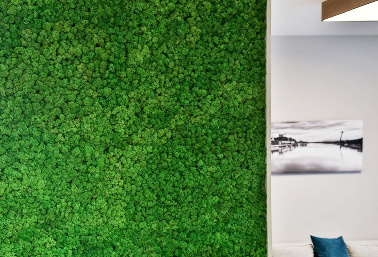 Realizácia 3-izbového bytu v Rezidencie Pri mýte - v&nbsp;tomto útulnom interiéri prevláda zeleň a moderný koncept dopĺňajú prírodné materiály, masívne drevo a…