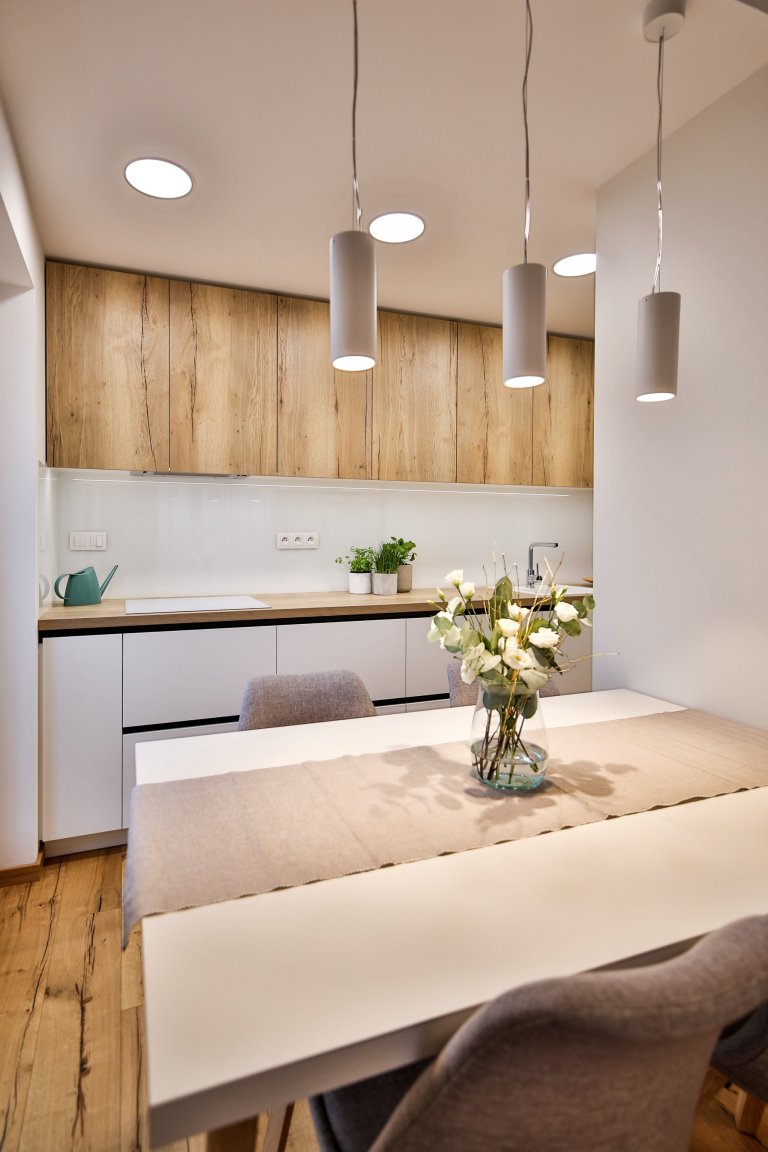 Realizácia 3-izbového bytu v Rezidencie Pri mýte - v&nbsp;tomto útulnom interiéri prevláda zeleň a moderný koncept dopĺňajú prírodné materiály, masívne drevo a…