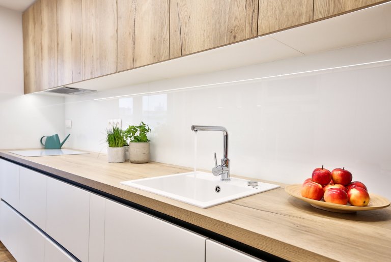 Realizácia 3-izbového bytu v Rezidencie Pri mýte - v&nbsp;tomto útulnom interiéri prevláda zeleň a moderný koncept dopĺňajú prírodné materiály, masívne drevo a…