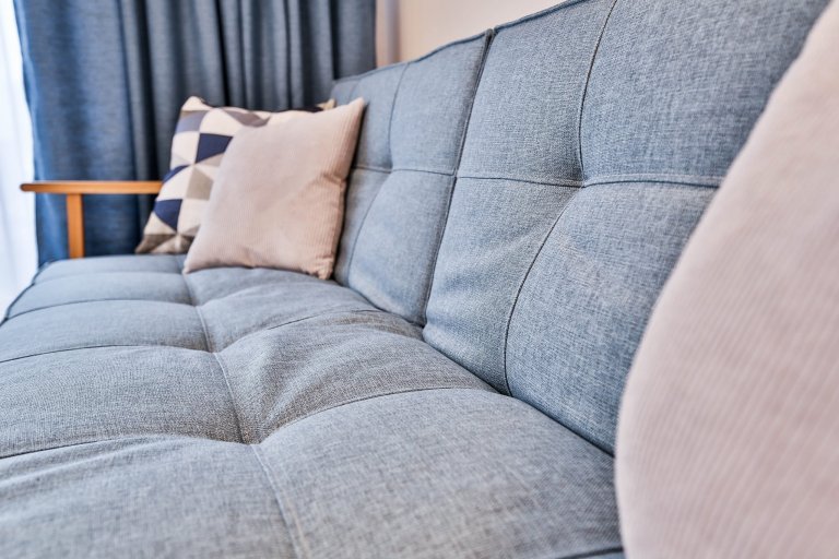 Realizácia 3-izbového bytu v Rezidencie Pri mýte - v&nbsp;tomto útulnom interiéri prevláda zeleň a moderný koncept dopĺňajú prírodné materiály, masívne drevo a…