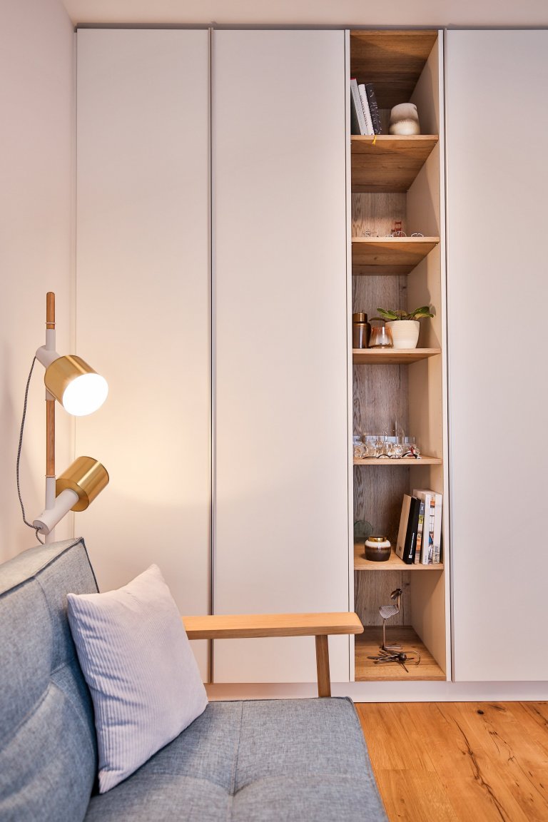 Realizácia 3-izbového bytu v Rezidencie Pri mýte - v&nbsp;tomto útulnom interiéri prevláda zeleň a moderný koncept dopĺňajú prírodné materiály, masívne drevo a…