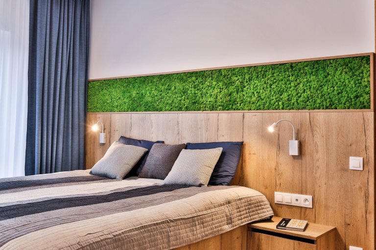 Realizácia 3-izbového bytu v Rezidencie Pri mýte - v&nbsp;tomto útulnom interiéri prevláda zeleň a moderný koncept dopĺňajú prírodné materiály, masívne drevo a…