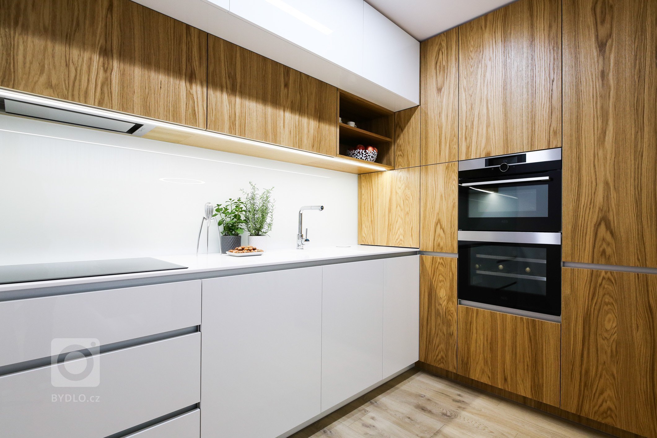 Predstavujeme Vám luxusný interiér bytu, v ktorom dominujú materiály ako dubová dyha, biely lesk a celkový dojem dotvára zvolená paleta príjemných textílií a…