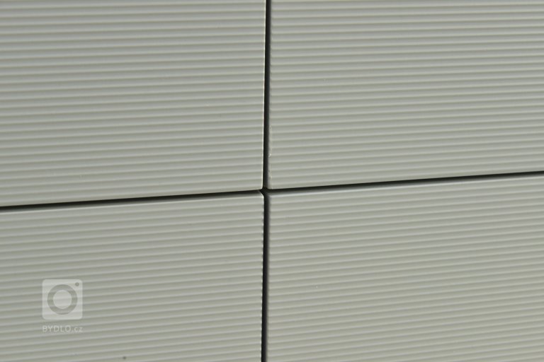 Detail strukturovaného povrchu, který v celkovém pohledu na fotkách nevyniká, ale ve skutečnosti je velmi zajímavý, na dvířkách je horizontálně, na zádové desce je stejný vzor svisle v provedení Homapal.