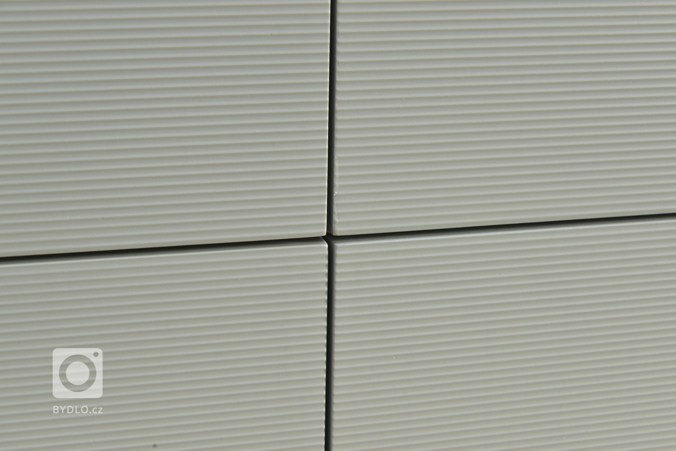 Detail strukturovaného povrchu, který v celkovém pohledu na fotkách nevyniká, ale ve skutečnosti je velmi zajímavý, na dvířkách je horizontálně, na zádové desce je stejný vzor svisle v provedení Homapal.