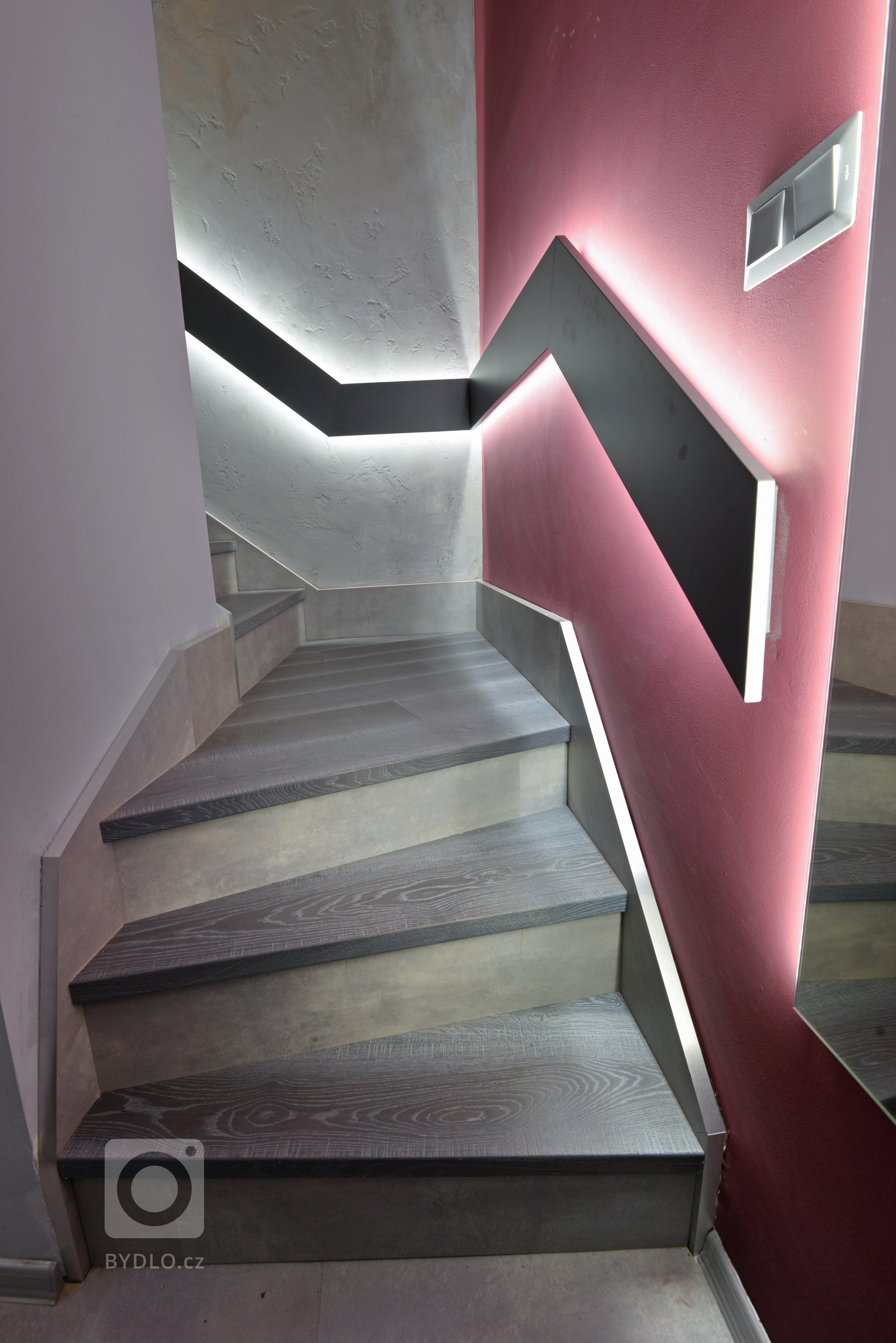 Výsledek, nástup na hlavní schodiště z přízemí do 1 NP.