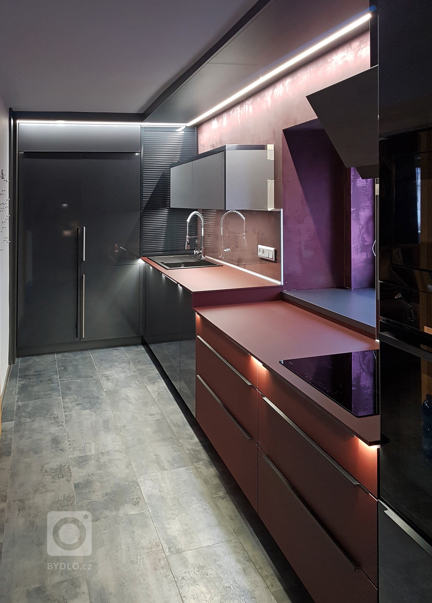 Nová kuchyně do úzkého prostoru. Tato kuchyň, byla původně využitá zcela minimálně. Vzhledem k tomu, že se jednalo o velmi úzký prostor, měla zákaznice…