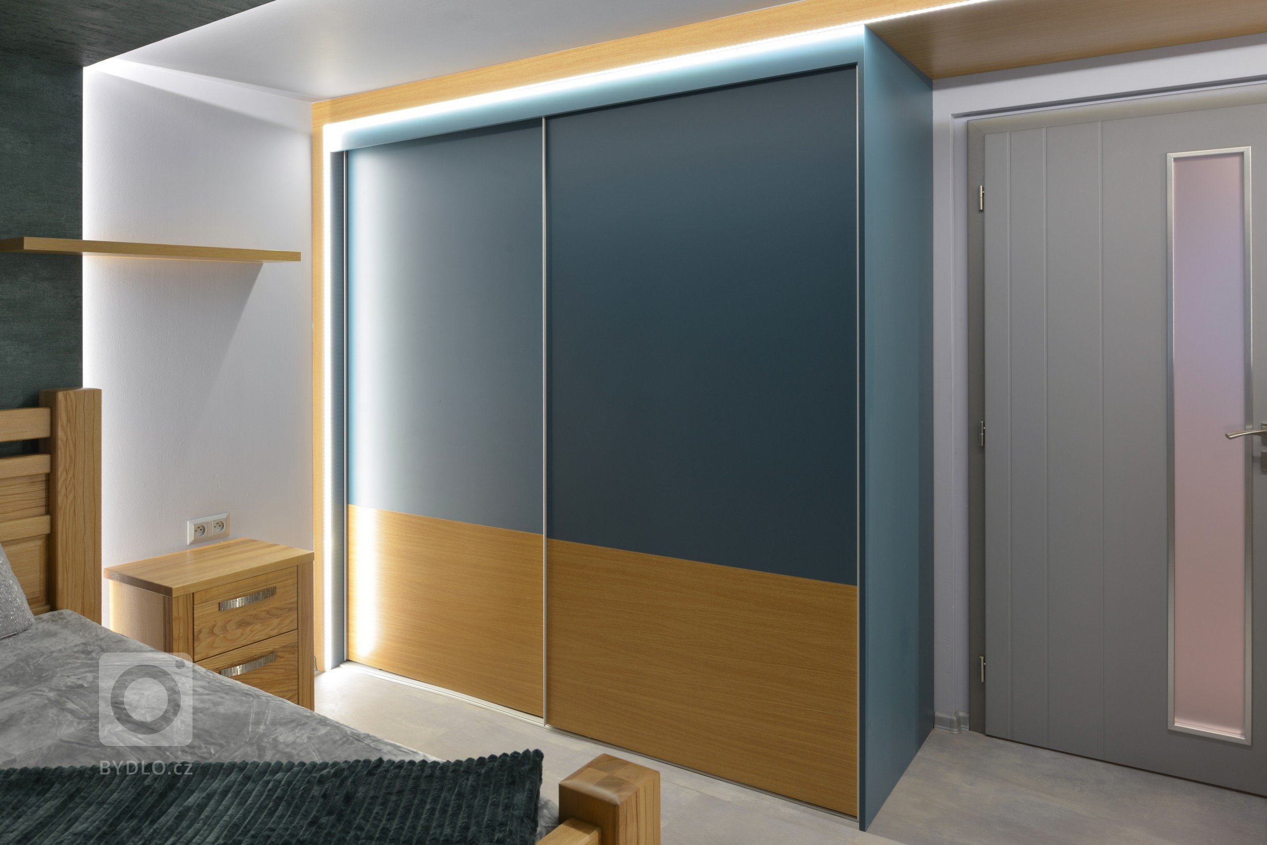 Skříně v kombinaci dub a petrolová s velkorysým úložným prostorem.