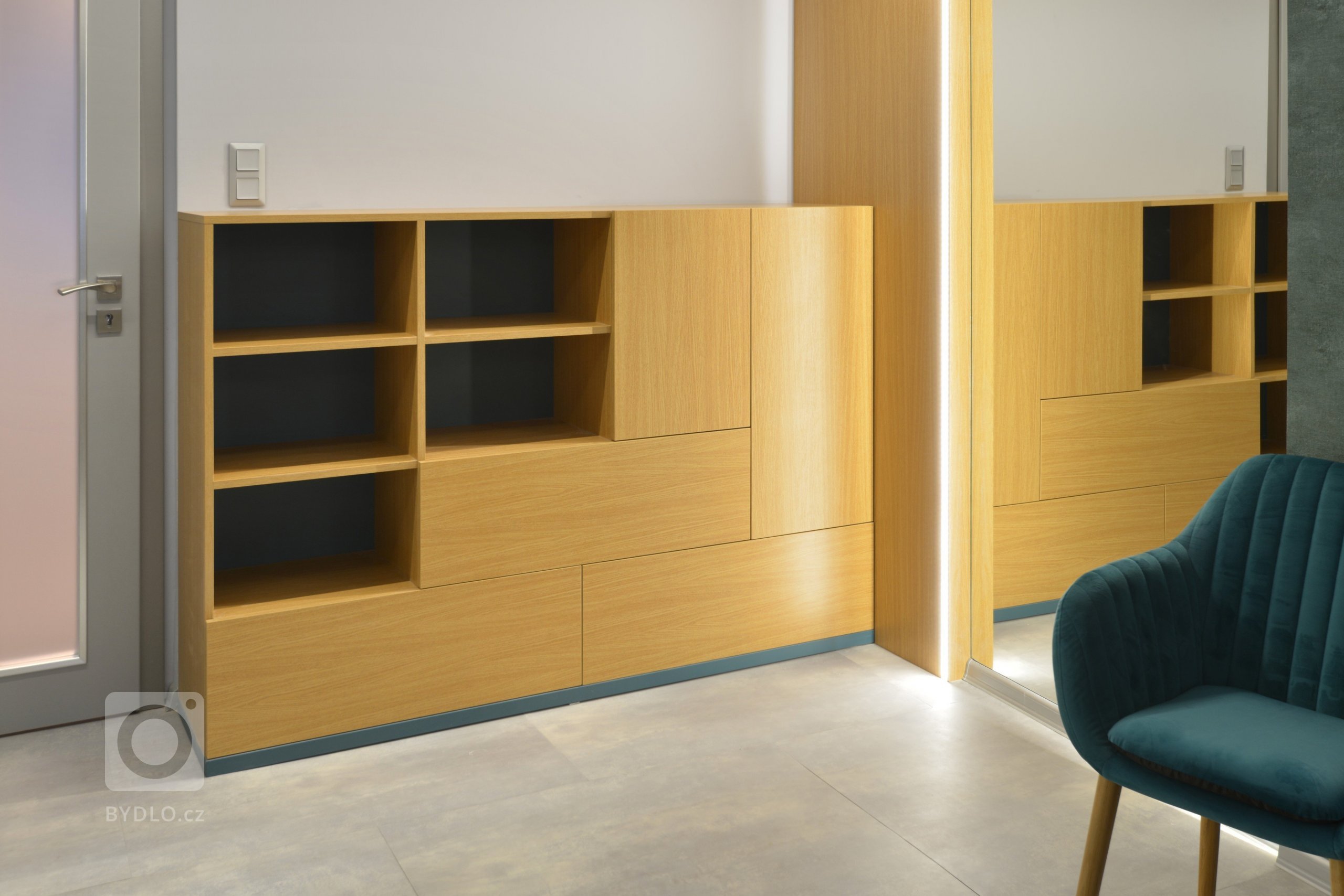 Komoda s úložným prostorem a knihovnou.