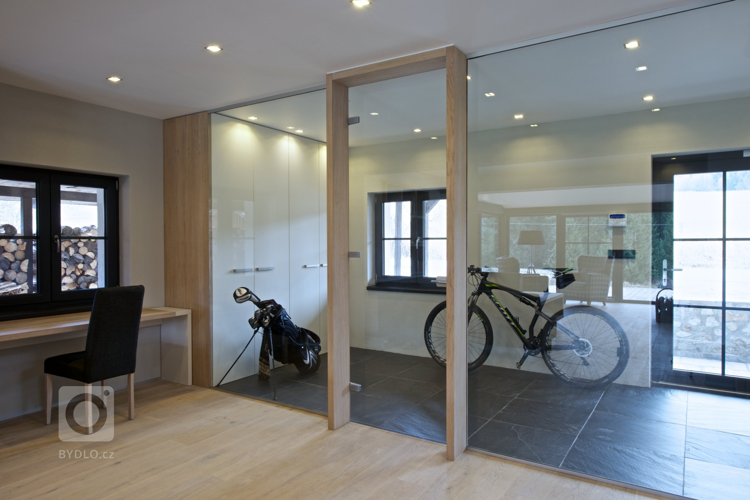 Naši klienti si nechali zrekonstruovat starý penzion v panenské části Šumavy. Jeden z bytů si pro sebe přizpůsobili k víkendovým výletům s celou rodinou...…