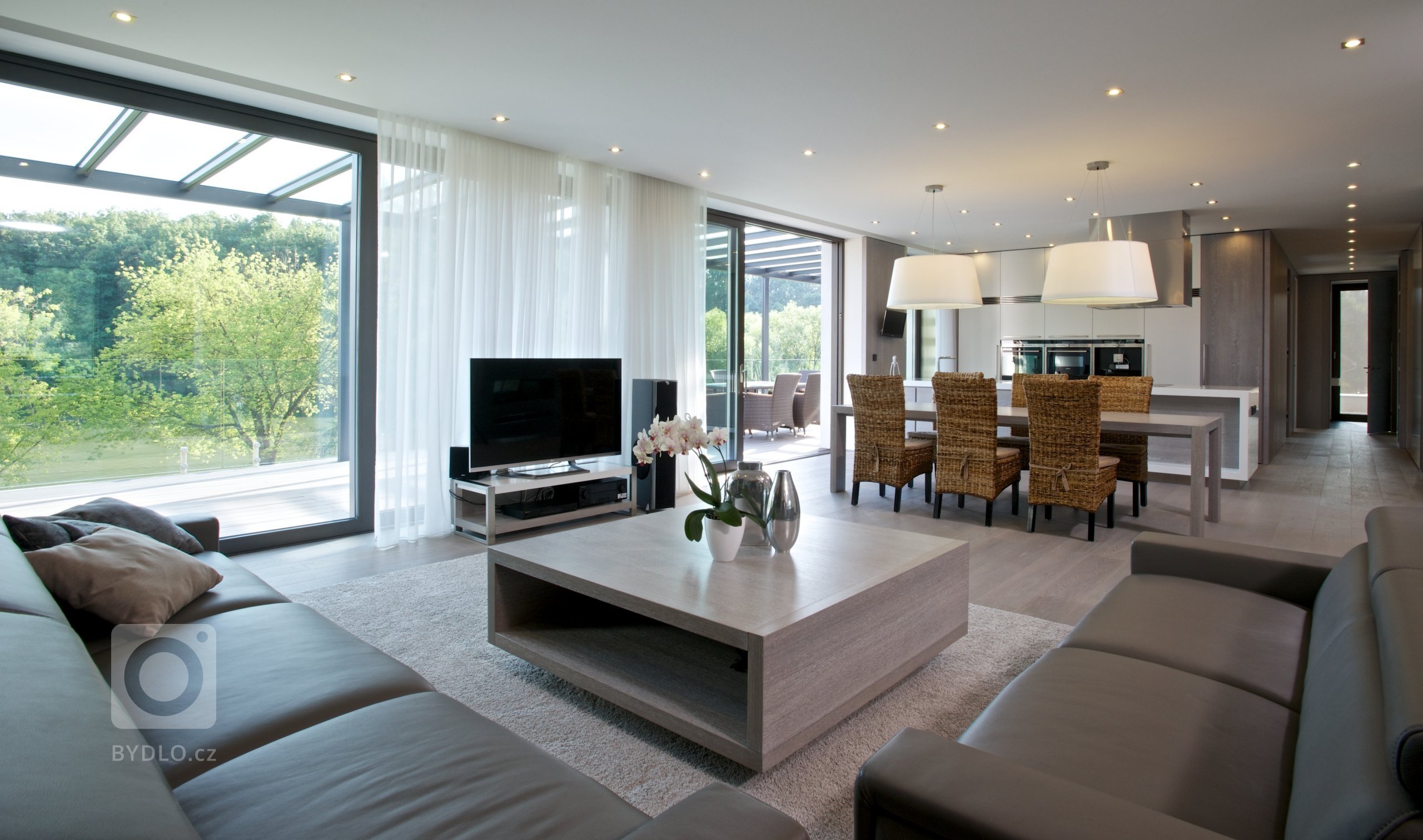 Rekonstrukce rekreačního objektu ze 70. let. Jeho tehdejší devizou bylo hlavně místo - mírný svah nad přehradou, úžasné výhledy, orientace na jih, krásná…